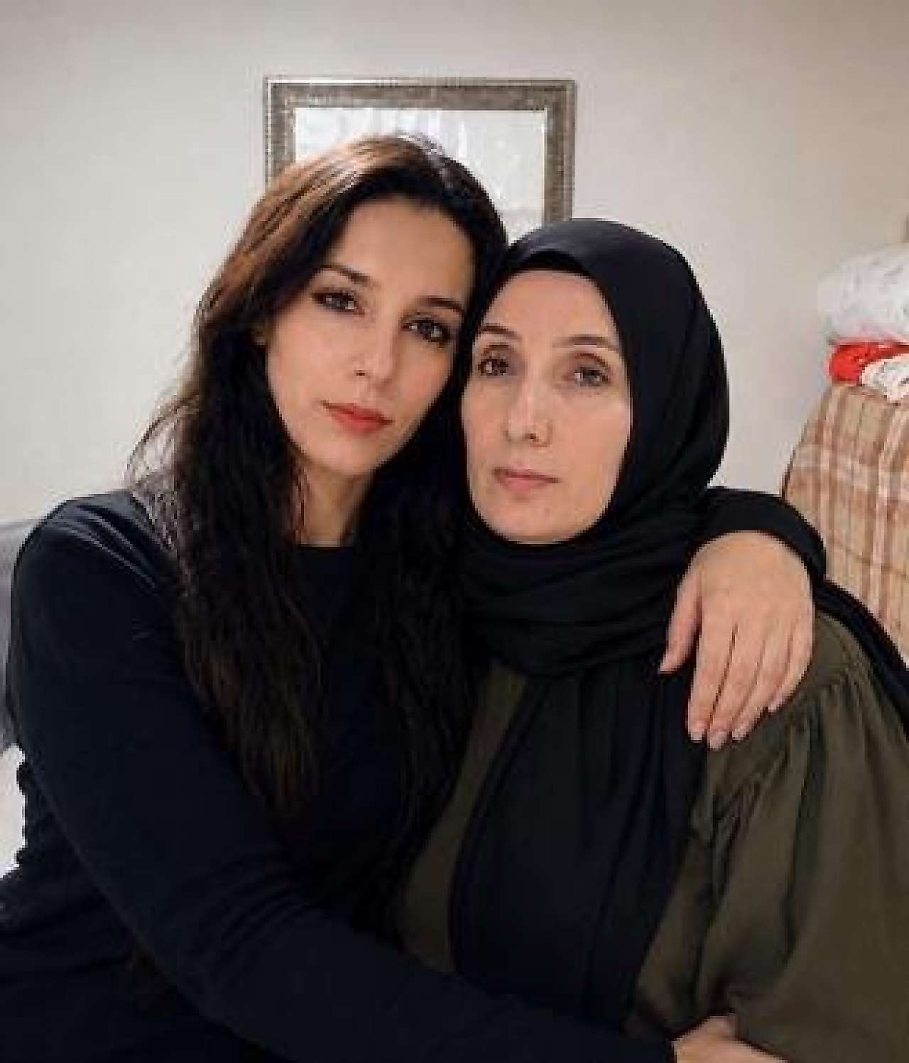 Fotoğrafta: Sağda; Mekiye Akyel, Solda;Halime Pirgil