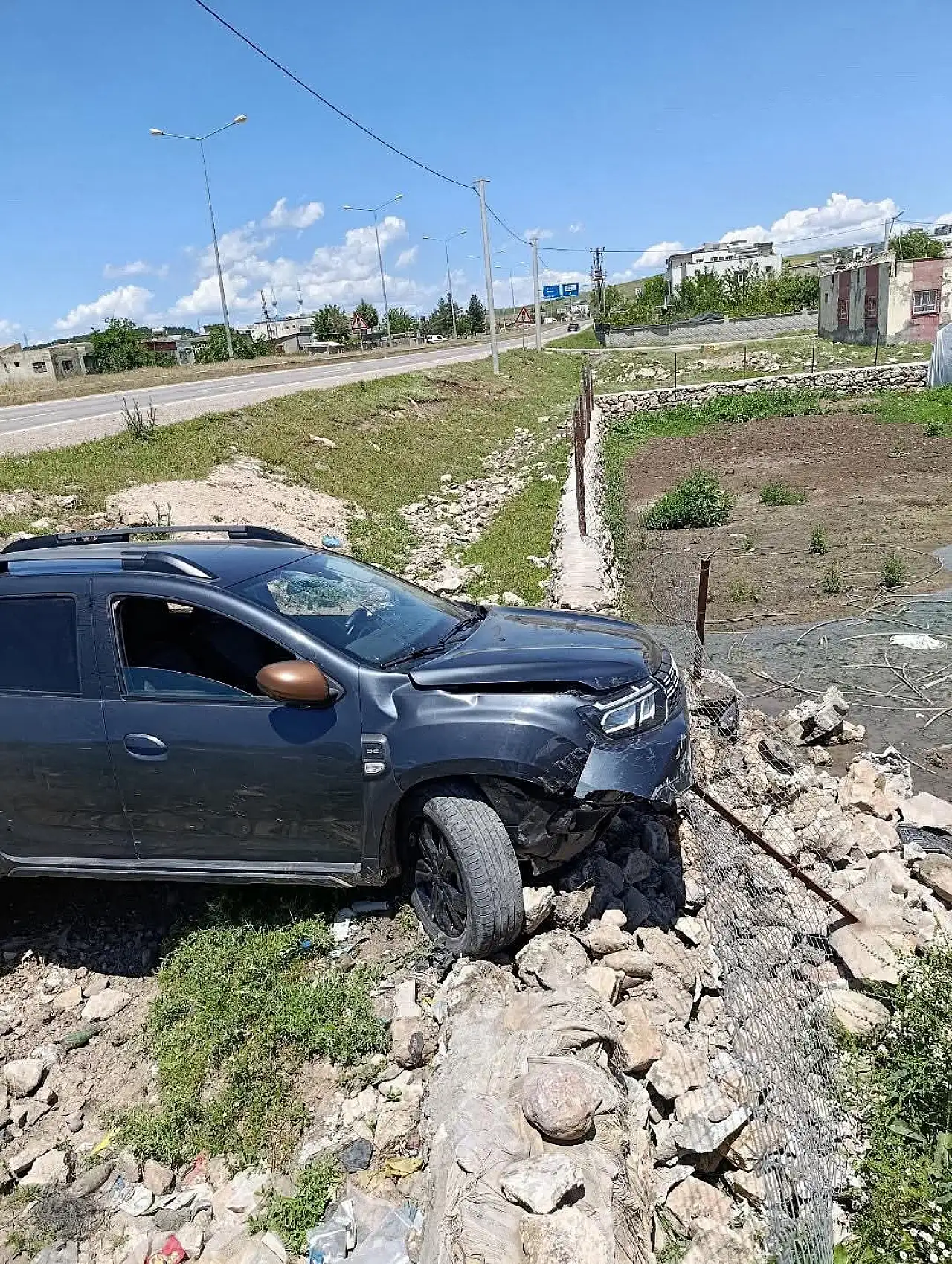 Siirt'te Kontrolden Çıkan Otomobil Yol Kenarına Savruldu: 2 Yaralı
