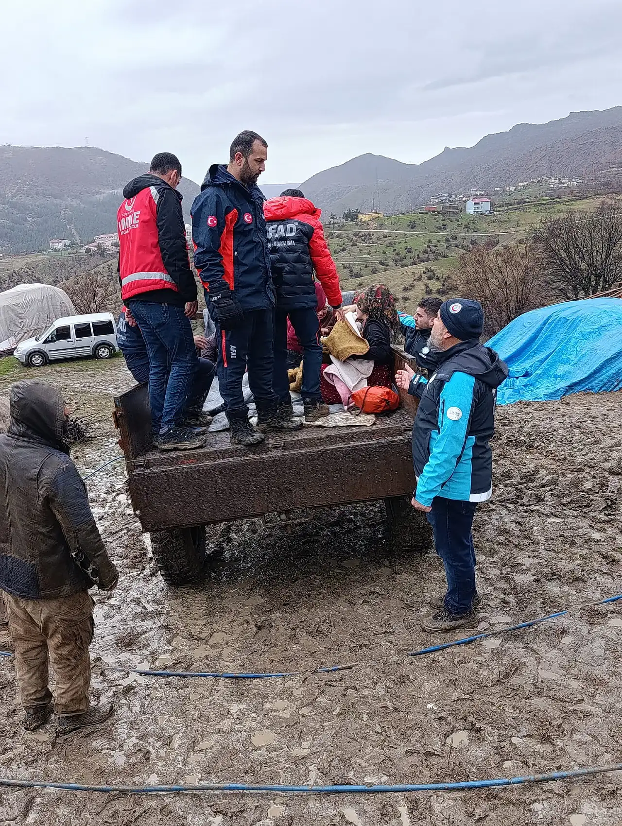 Siirt'te şiddetli yağış, hayvancılık yapan ailenin çadırlarını yerle bir etti: 20 kişi güvenli bölgeye alındı