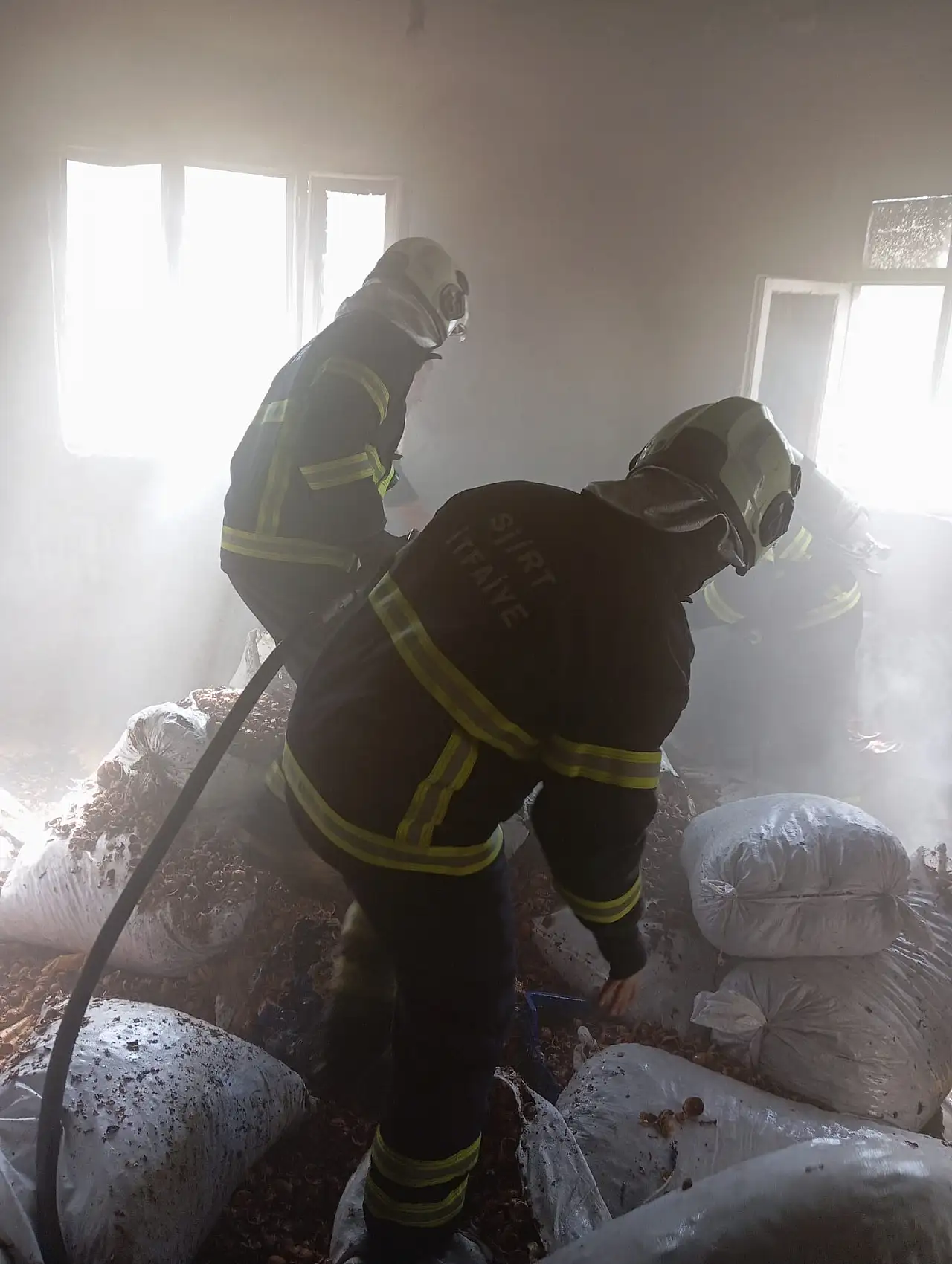 Siirt'te Korkutan Yangın: Odada İstiflenen Ceviz Kabukları Alev Aldı