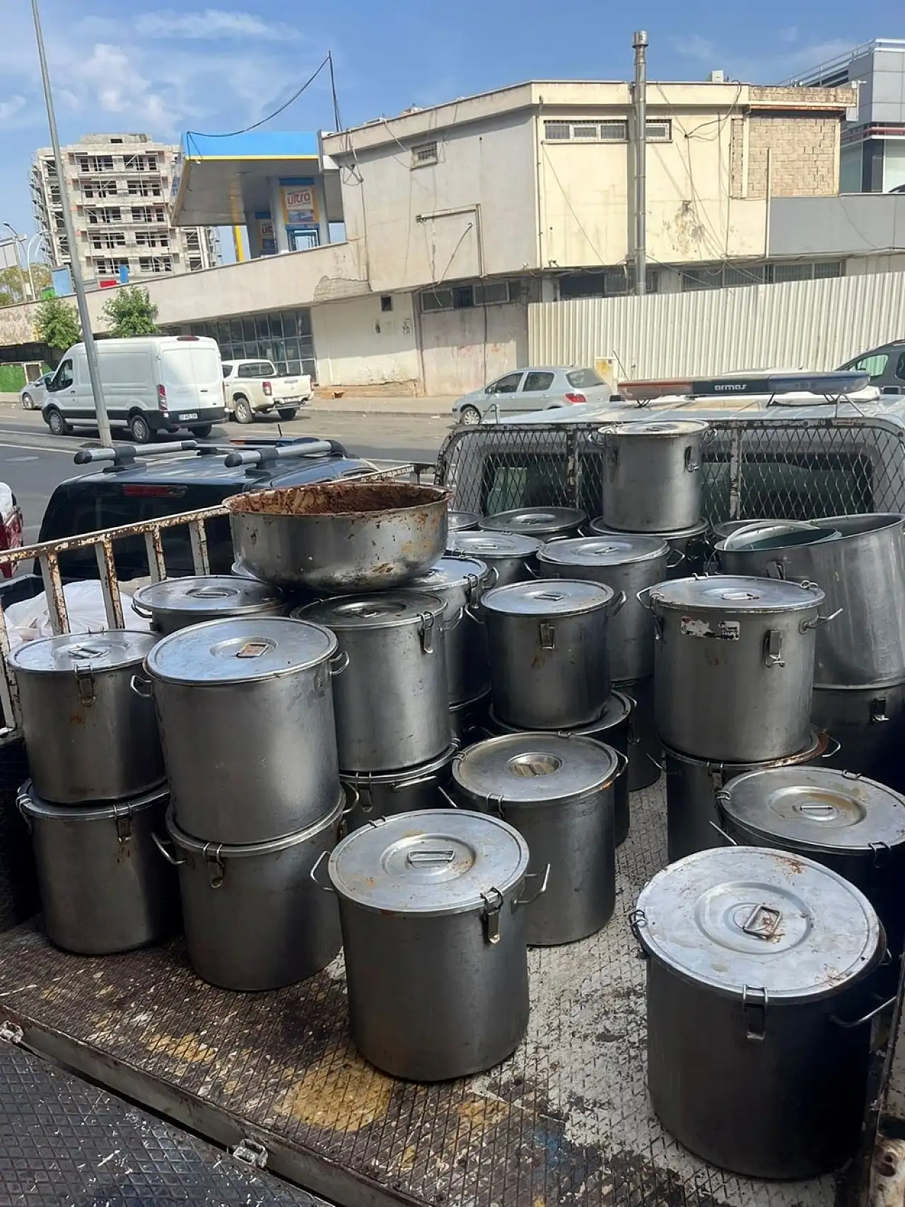 Diyarbakır'da ele geçirilen tarihi geçmiş yiyeceklerin bulunduğu kaplar.