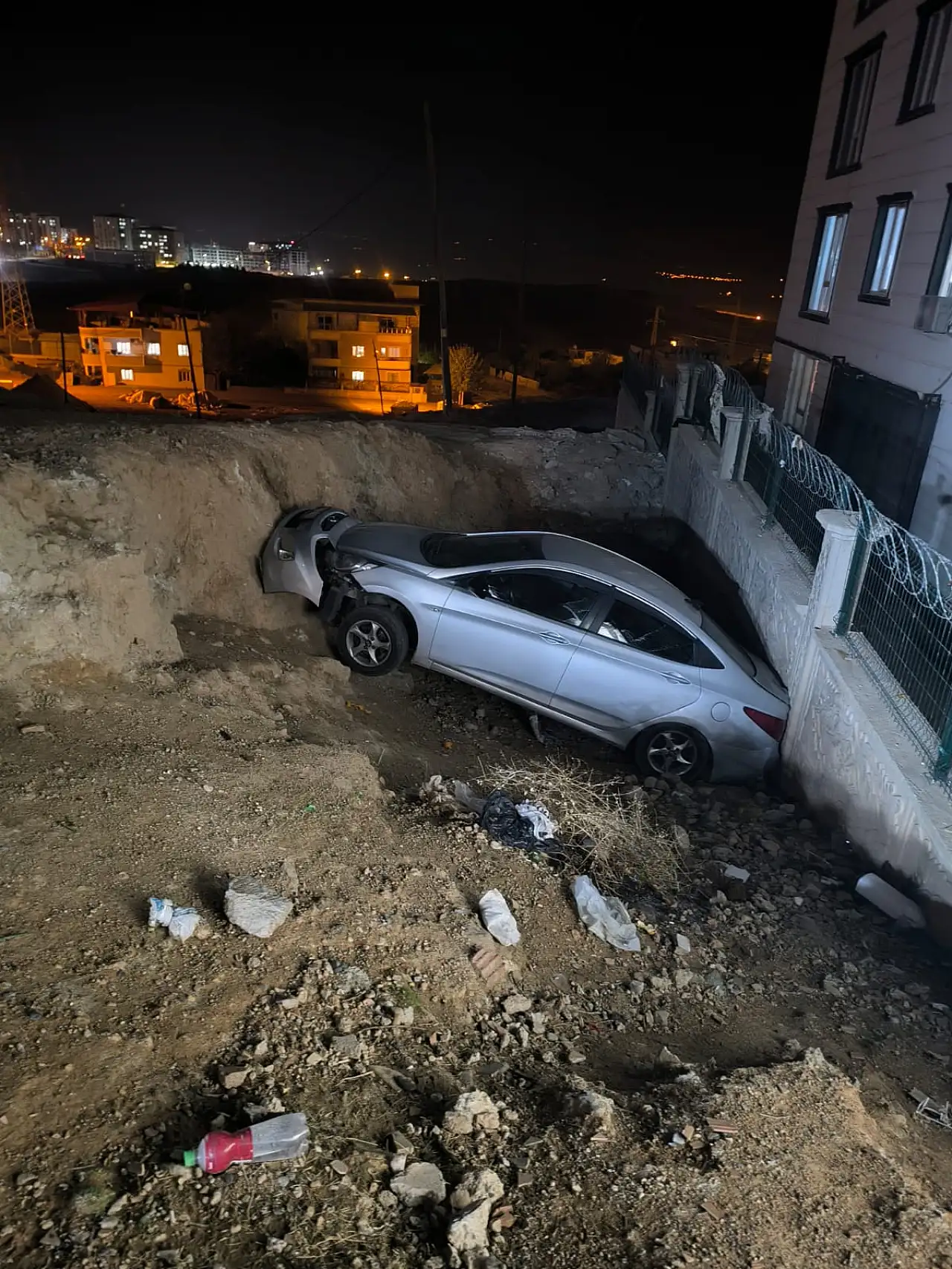 Siirt'te Cenazeye Giderken Şarampole Uçtu! Hastane Görevlisi Ucuz Kurtuldu
