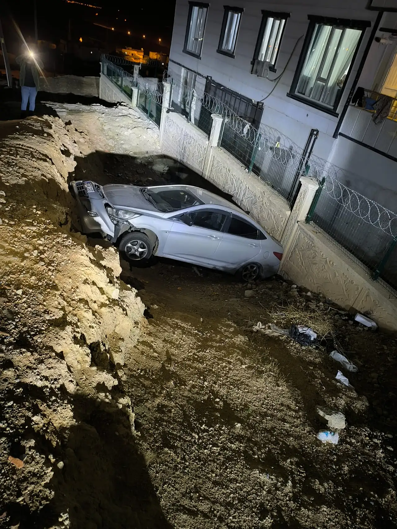 Siirt'te Cenazeye Giderken Şarampole Uçtu! Hastane Görevlisi Ucuz Kurtuldu