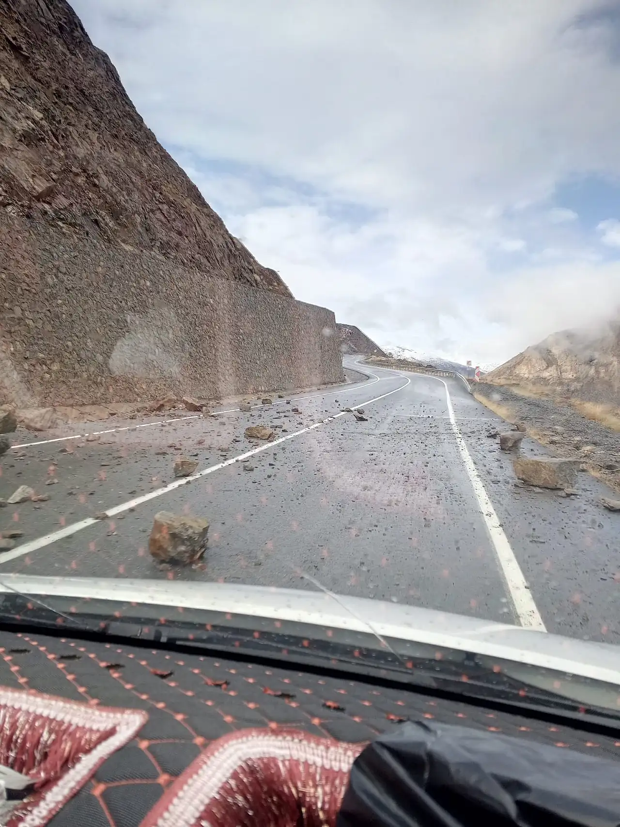 Siirt'te Karayoluna Kaya Düştü: Olası Faciadan Kıl Payı Dönüldü