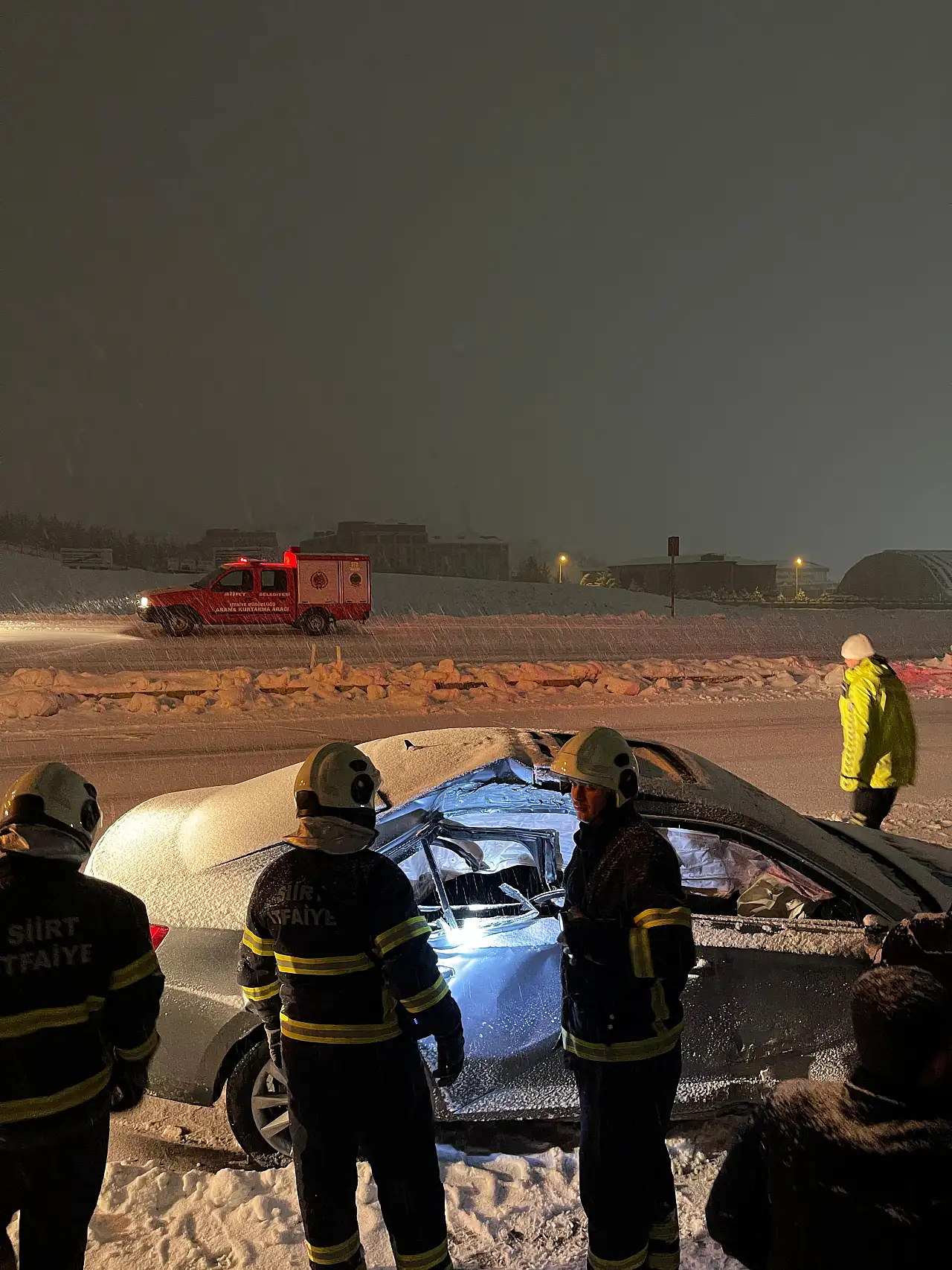 Siirt'te Otomobil İle Kepçe Çarpıştı: 5 Yaralı