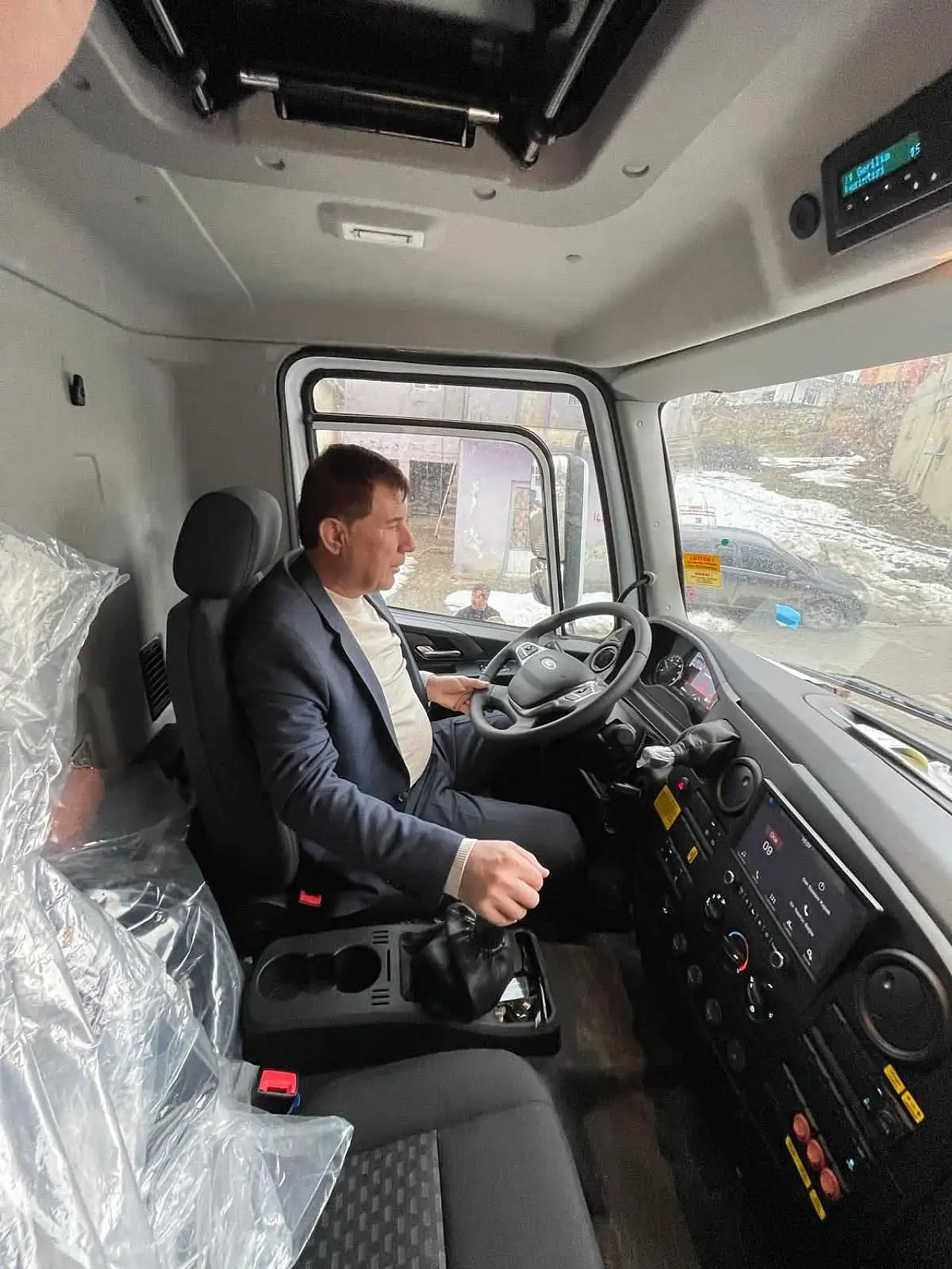 Atabağı Belediyesi'ne Yeni Arazöz Hibe Edildi