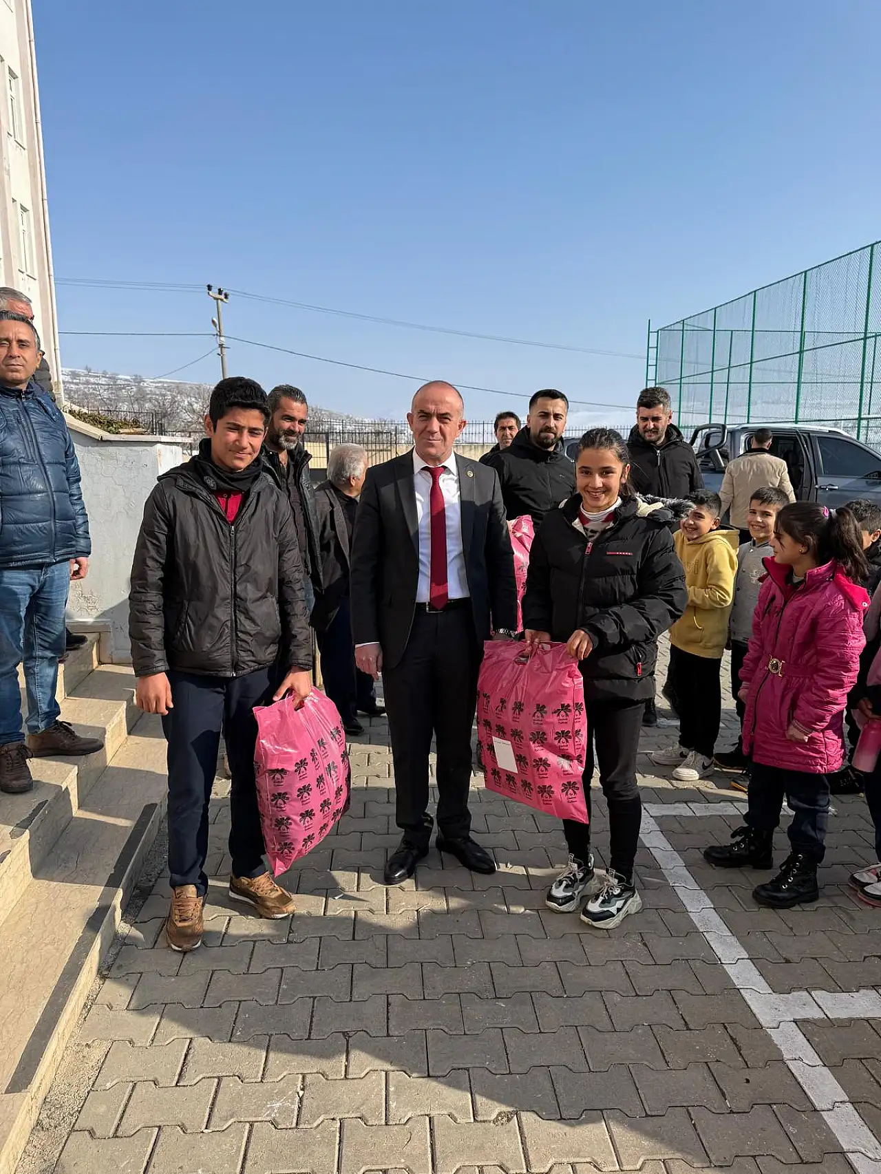 Gökçebağ Belediyesi'nden öğrencilere kışlık giyim desteği