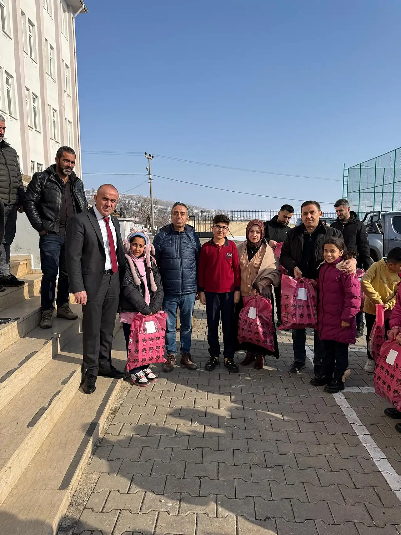 Gökçebağ Belediyesi'nden öğrencilere kışlık giyim desteği