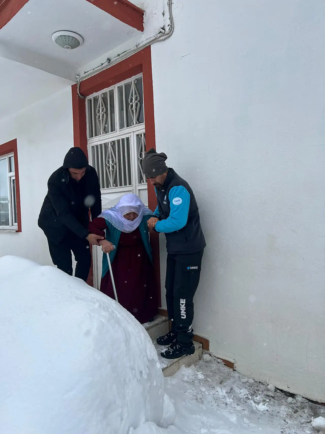 Siirt'te Kar Engeline UMKE Müdahalesi: Diyaliz Hastası Yaşlı Kadın Hastaneye Ulaştırıldı
