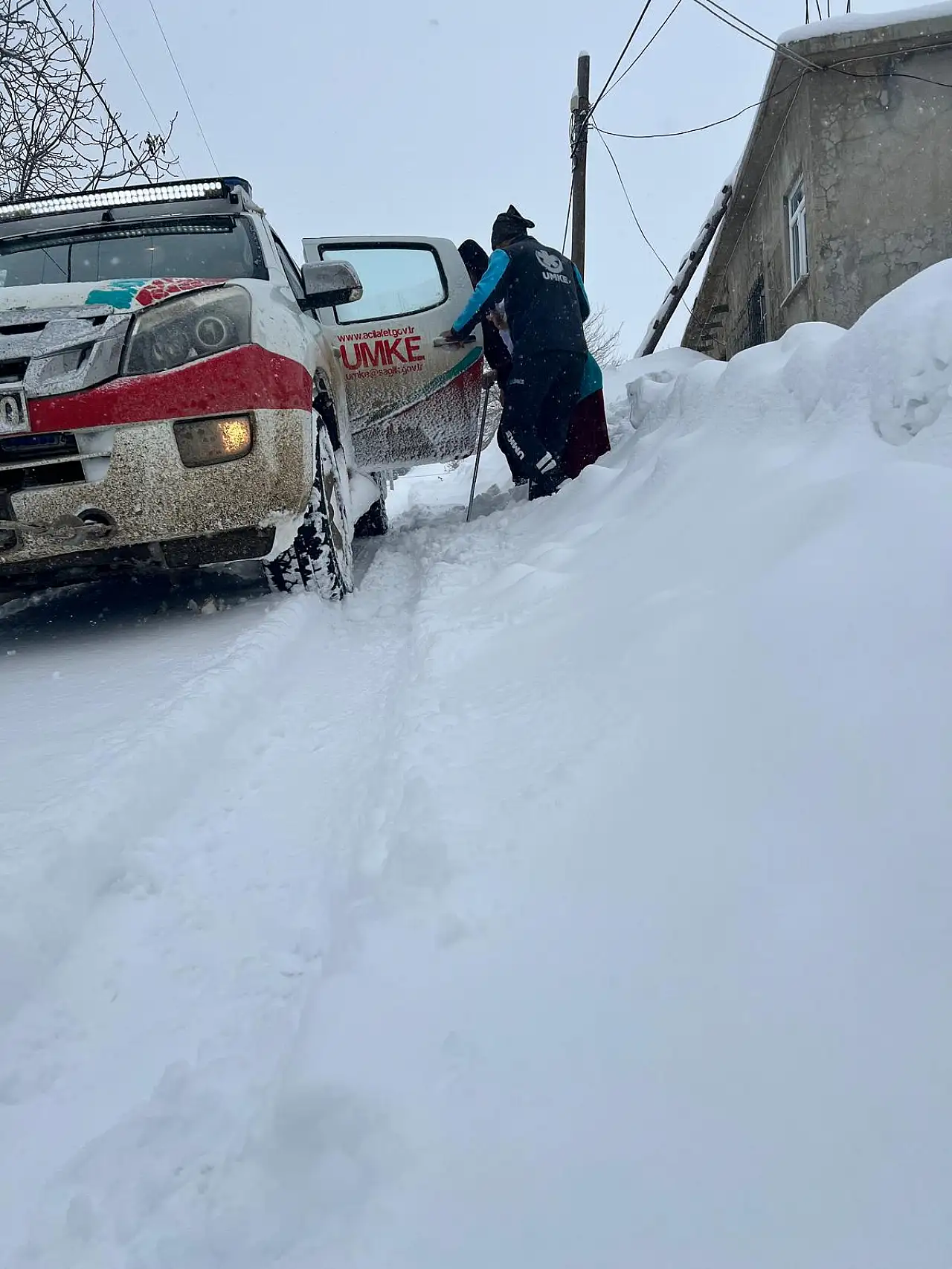 Siirt'te Kar Engeline UMKE Müdahalesi: Diyaliz Hastası Yaşlı Kadın Hastaneye Ulaştırıldı