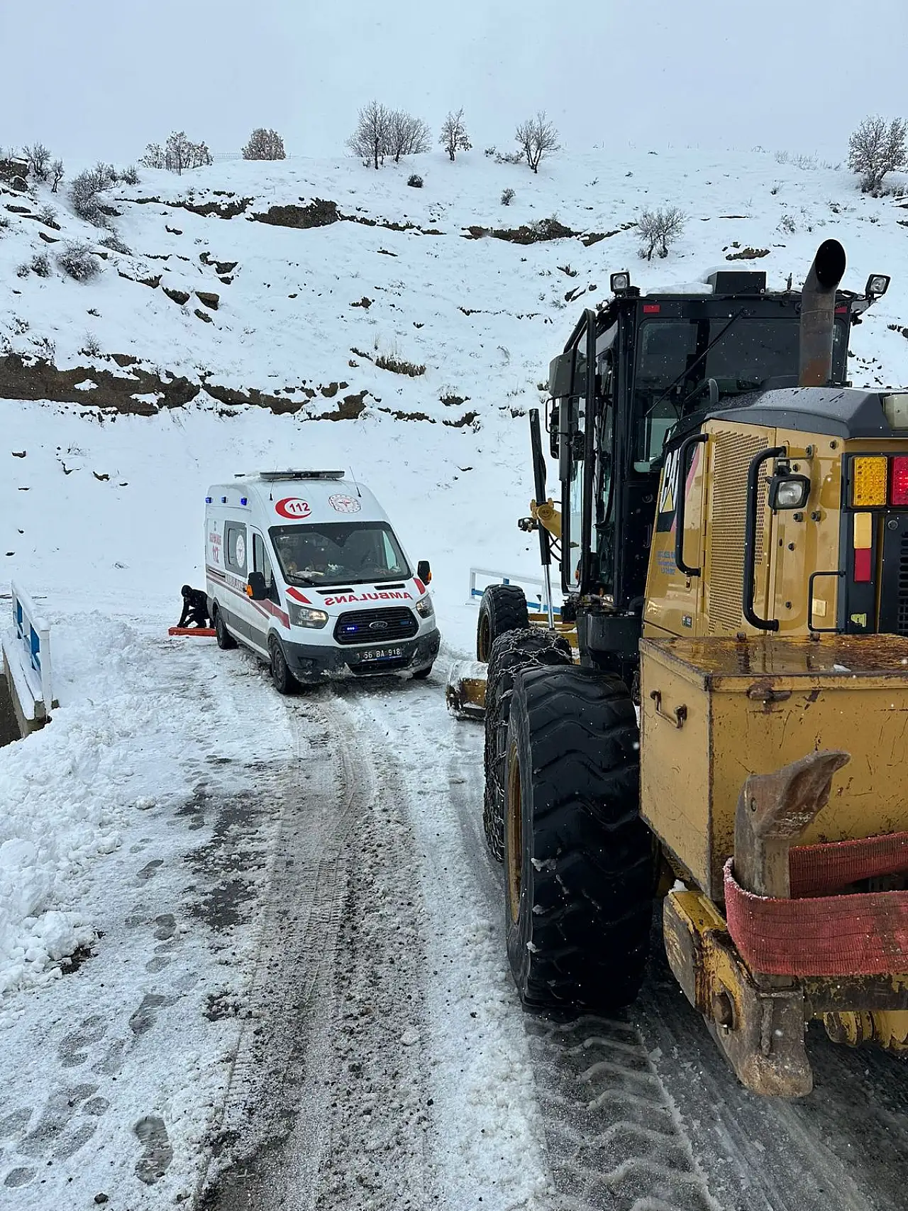 Siirt'te karla mücadele ekipleri zorlu şartlarda vatandaşların yardımına koşuyor
