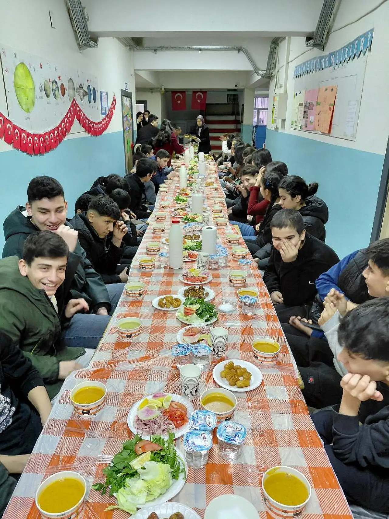 Siirt Eruh'ta öğrenciler ve öğretmenler iftar sofrasında buluştu