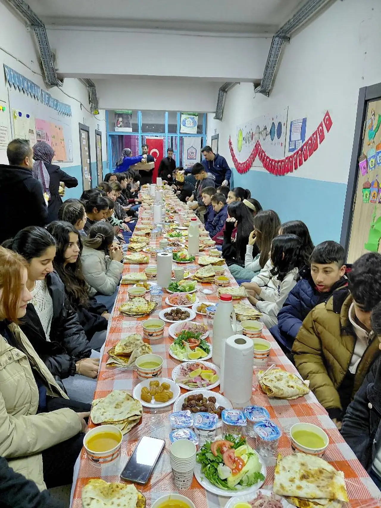 Siirt Eruh'ta öğrenciler ve öğretmenler iftar sofrasında buluştu