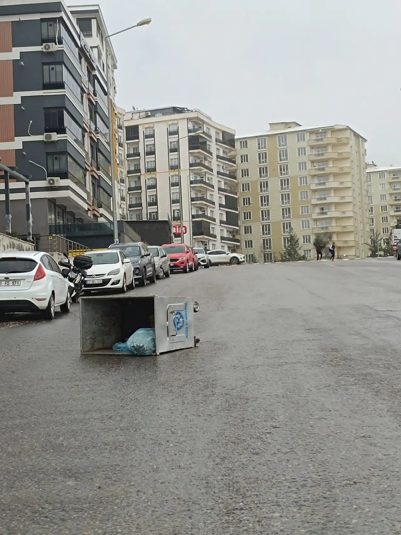 Siirt'te şiddetli rüzgar konteyneri yola savurdu