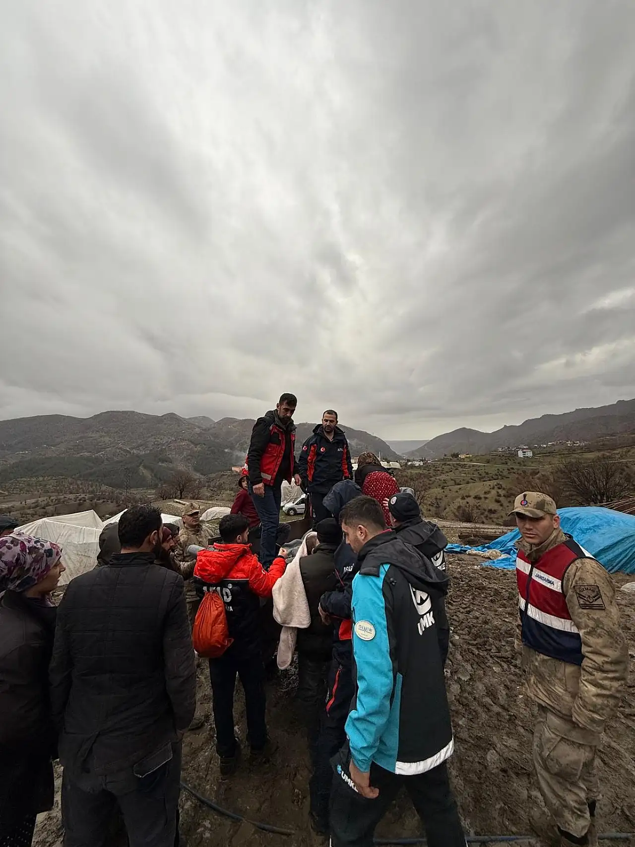 Siirt'te şiddetli yağış, hayvancılık yapan ailenin çadırlarını yerle bir etti: 20 kişi güvenli bölgeye alındı