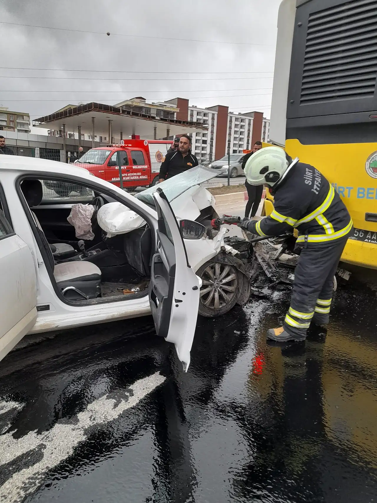 Siirt'te Otomobil ile Otobüs Çarpıştı: 3 Yaralı