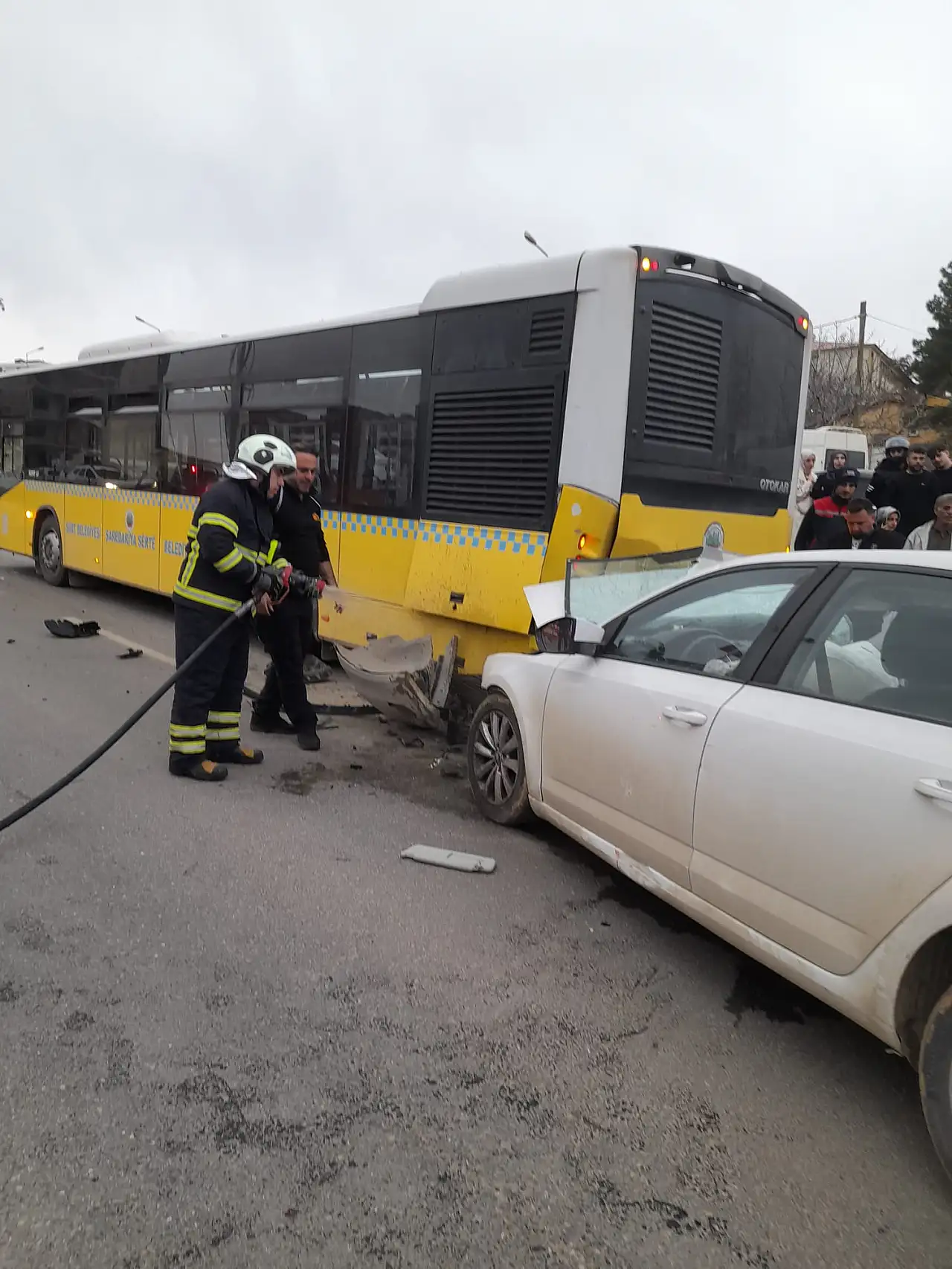 Siirt'te Otomobil ile Otobüs Çarpıştı: 3 Yaralı