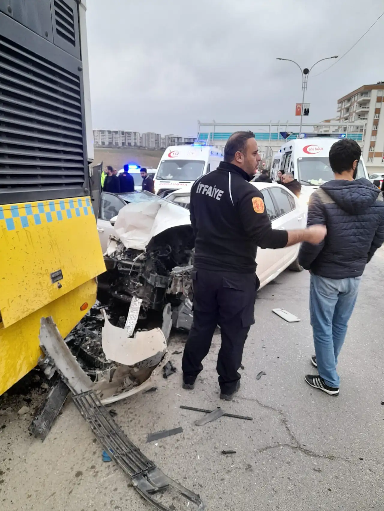 Siirt'te Otomobil ile Otobüs Çarpıştı: 3 Yaralı