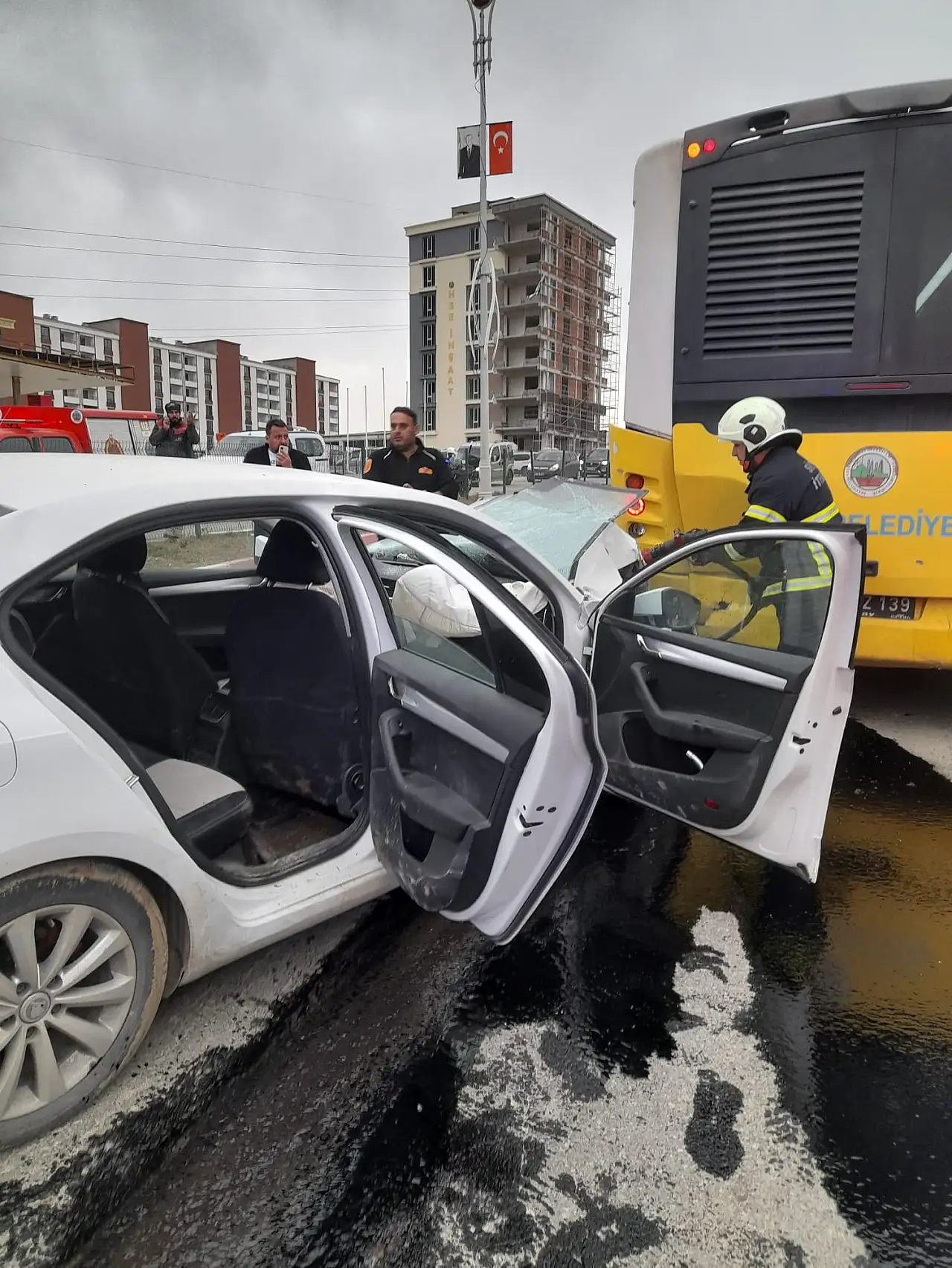 Siirt'te Otomobil ile Otobüs Çarpıştı: 3 Yaralı
