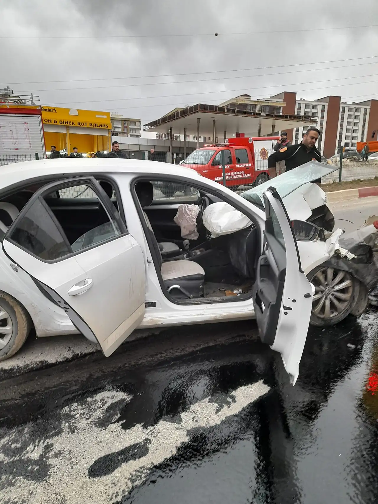 Siirt'te Otomobil ile Otobüs Çarpıştı: 3 Yaralı