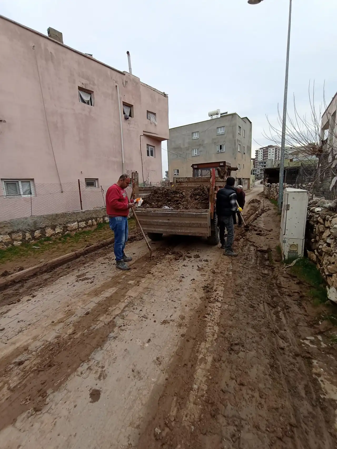 Belediye ekiplerinin Turgut Özal caddesinde yaptığı çalışma