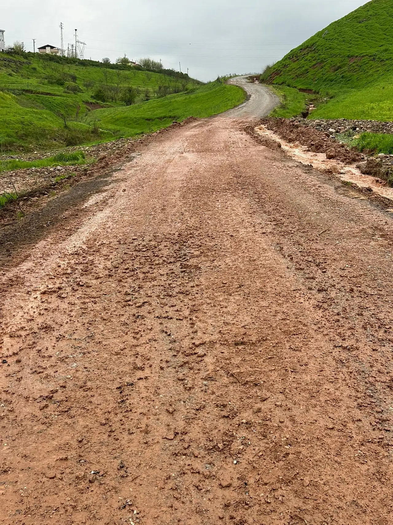 Siirt'te Sel ve Heyelan Sonrası 70 Köy Yolu Ulaşıma Açıldı