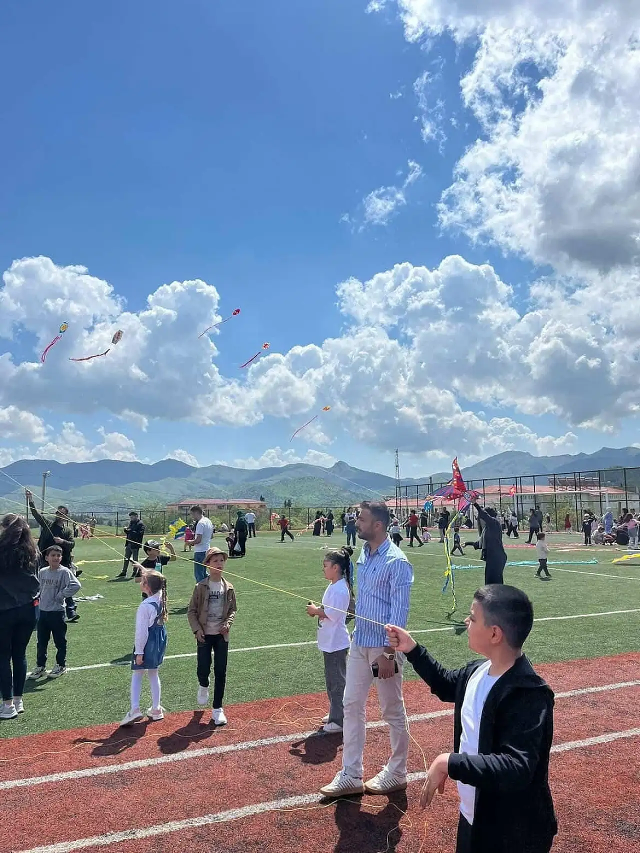 Siirt'te Gökyüzü Renklendi: Geleneksel Uçurtma Şenliği 5. Kez Coşkuyla Kutlandı