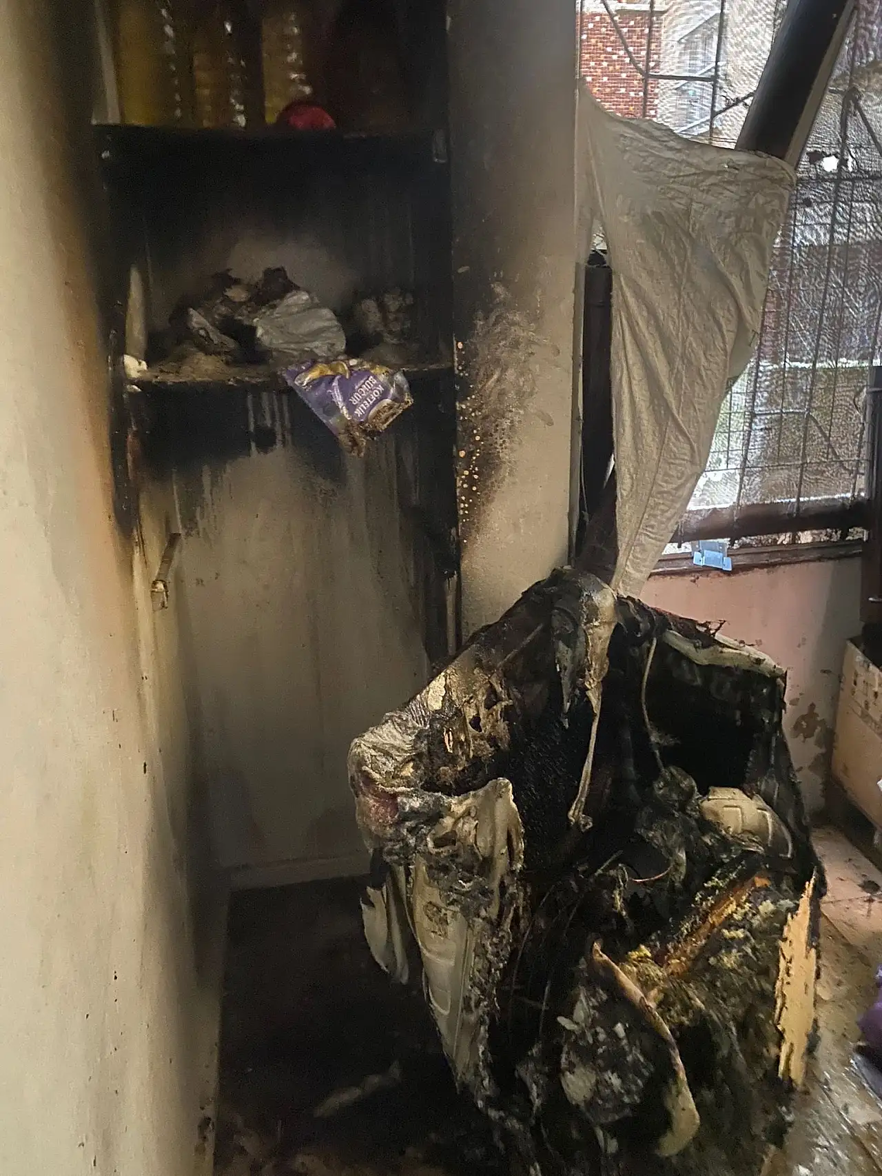 Siirt'te Apartman Dairesinde Çıkan Yangın İtfaiye Ekipleri Tarafından Söndürüldü