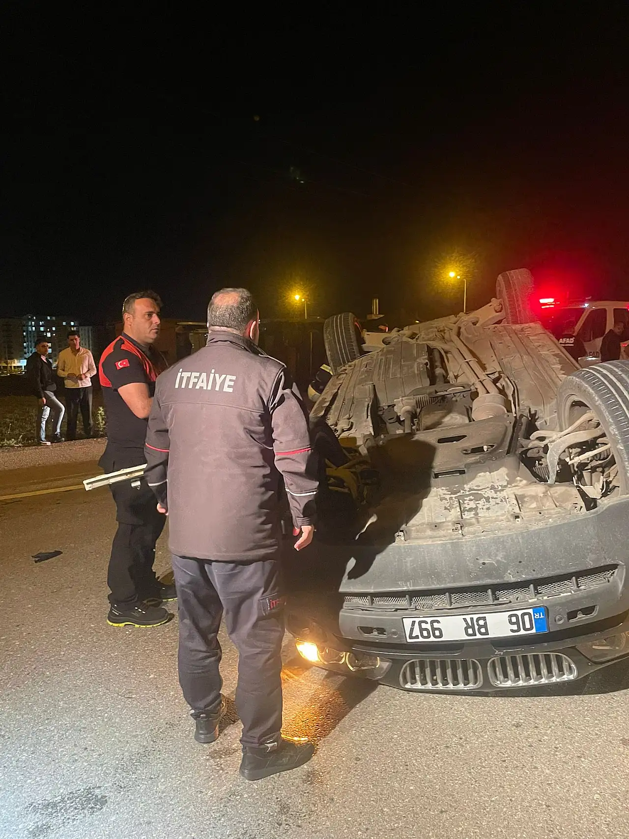 Siirt'te Işıklandırma Sistemi Olmayan Çevreyolu Kavşağında Ambulans ve Otomobil Çarpıştı: 4 Yaralı