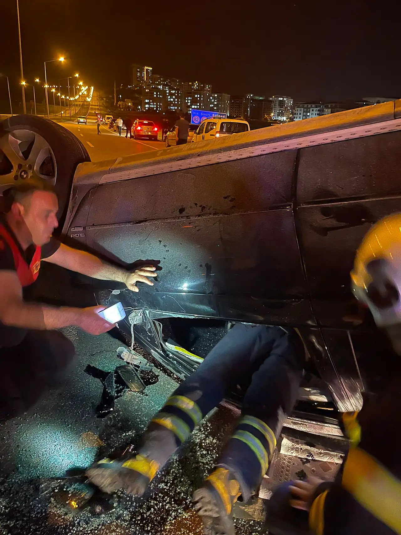 Siirt'te Işıklandırma Sistemi Olmayan Çevreyolu Kavşağında Ambulans ve Otomobil Çarpıştı: 4 Yaralı
