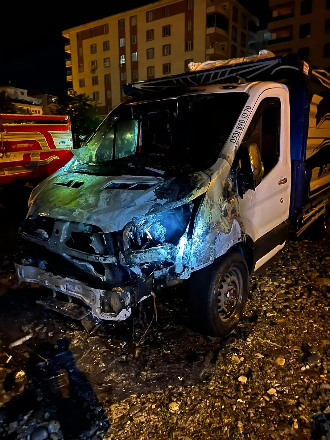 Siirt'te Park Halindeki Transit Araç Alev Alev Yandı
