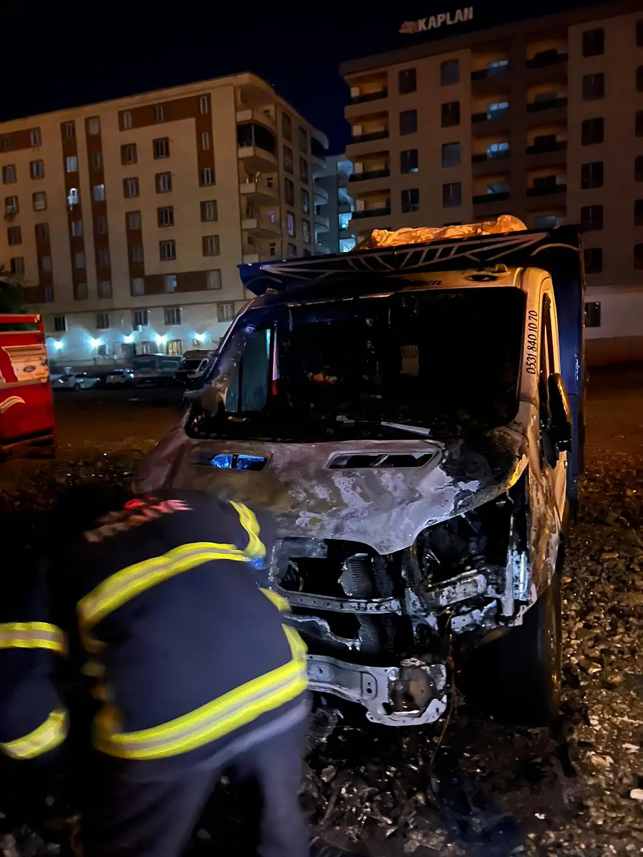 Siirt'te Park Halindeki Transit Araç Alev Alev Yandı