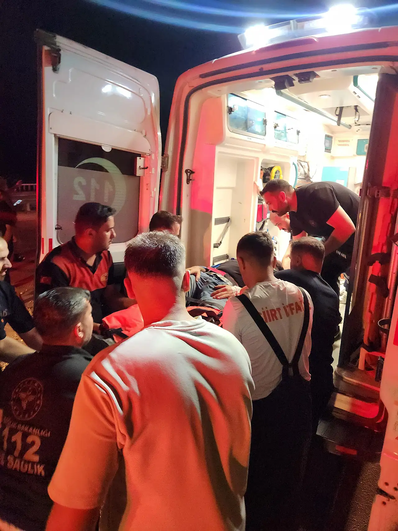Siirt'te Pikap Orta Refüje Ok Gibi Saplandı: 2 Kişi Yaralandı