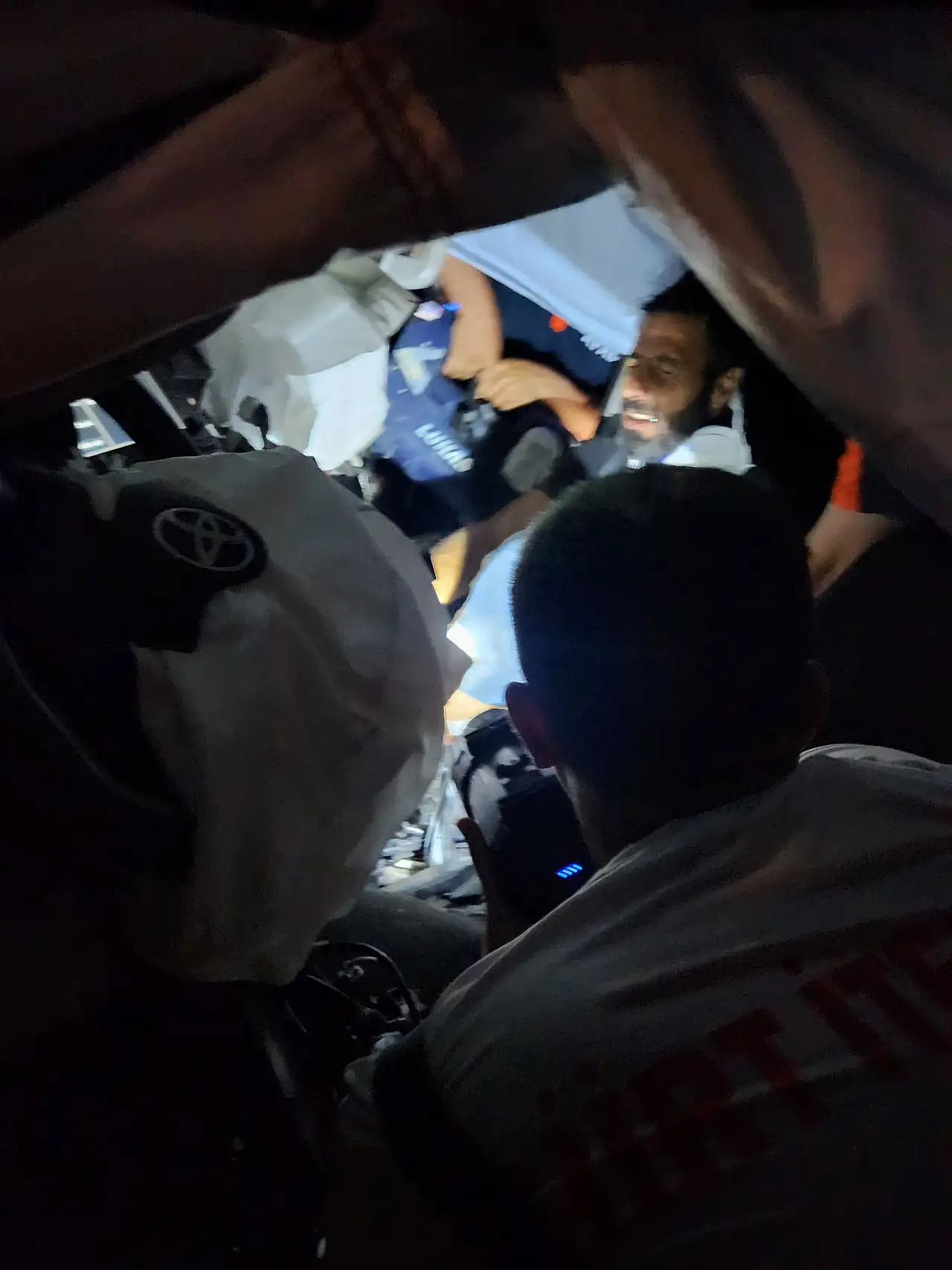 Siirt'te Pikap Orta Refüje Ok Gibi Saplandı: 2 Kişi Yaralandı
