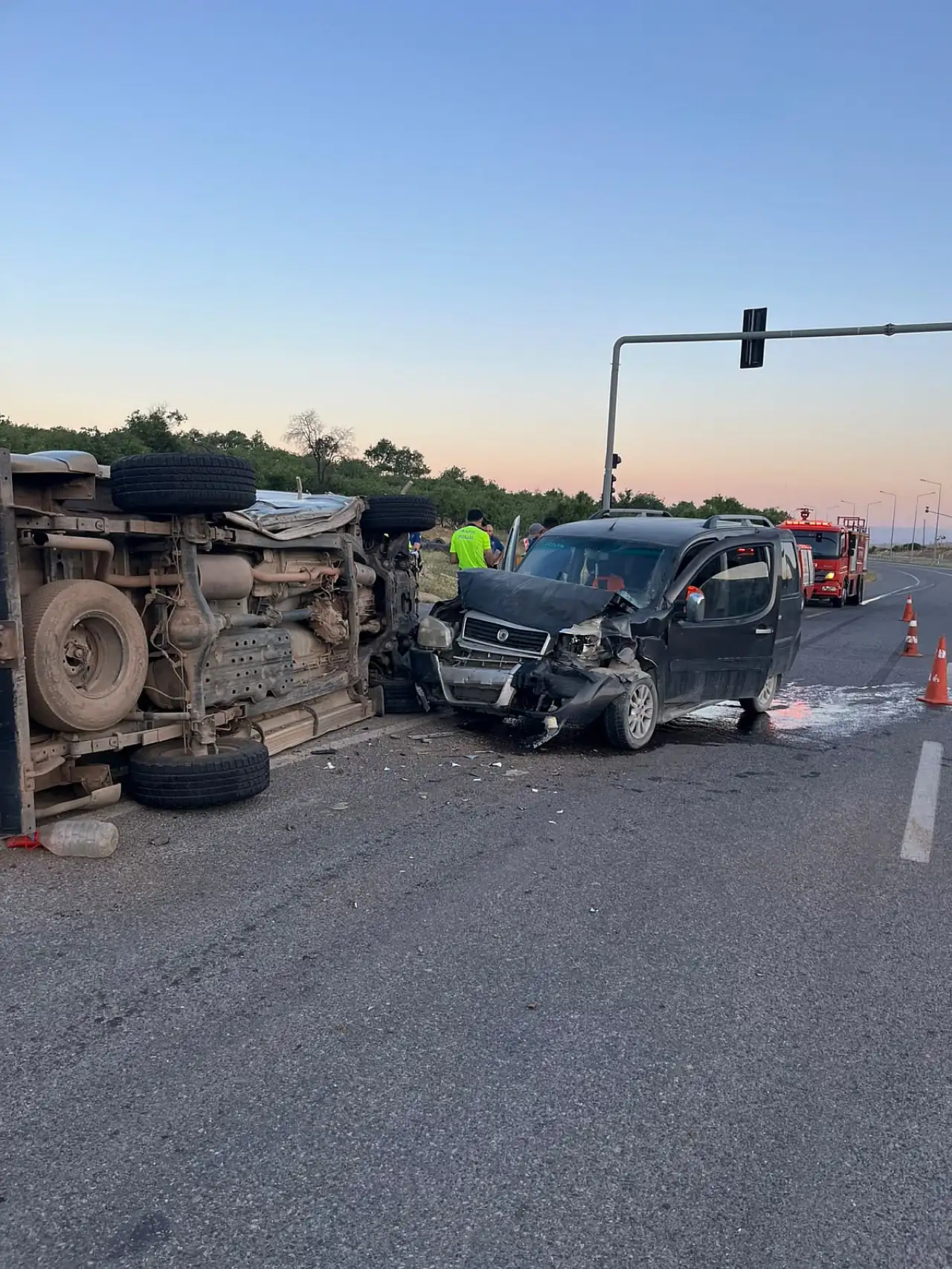 Siirt Çevre Yolu'nda Feci Kaza: İki Sürücü Araçta Sıkıştı