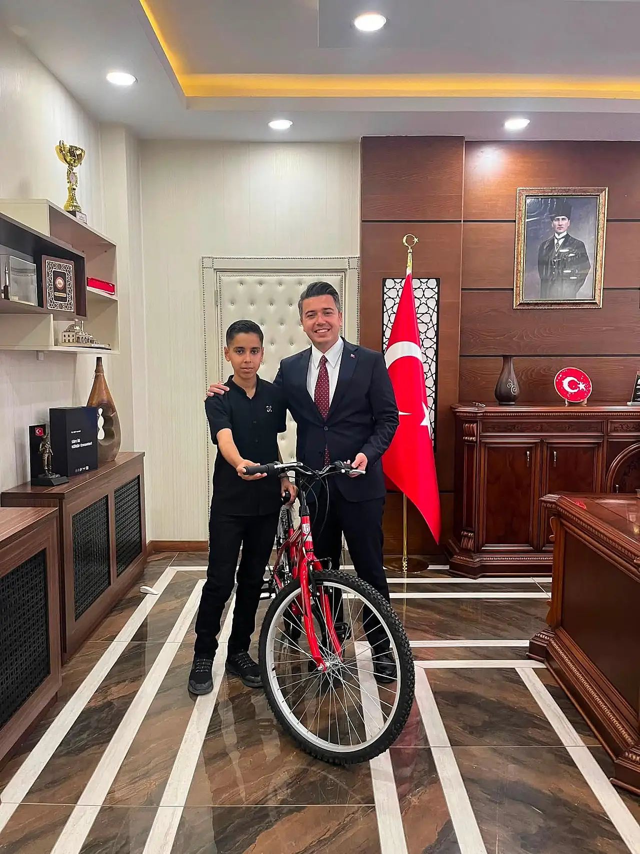 Baykan LGS Birincisi Emir Göktekin'e Kaymakamdan Bisiklet Hediyesi