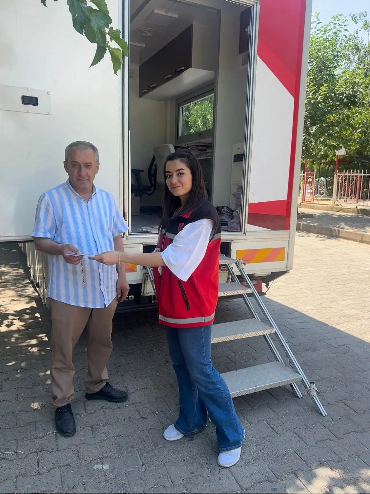 Mobil Sosyal Hizmet Aracı Şirvan'da Vatandaşlarla Buluştu