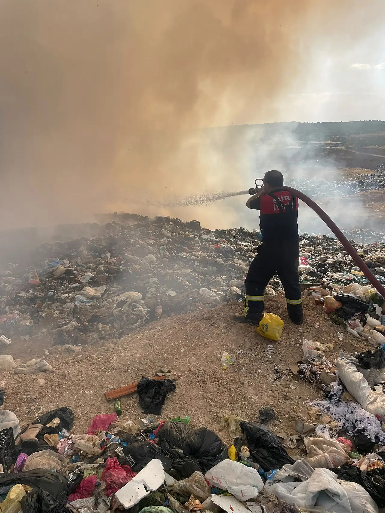 Siirt'te Katı Atık Sahasında Büyük Yangın: Ekipler 4 Saattir Alevlerle Mücadele Ediyor