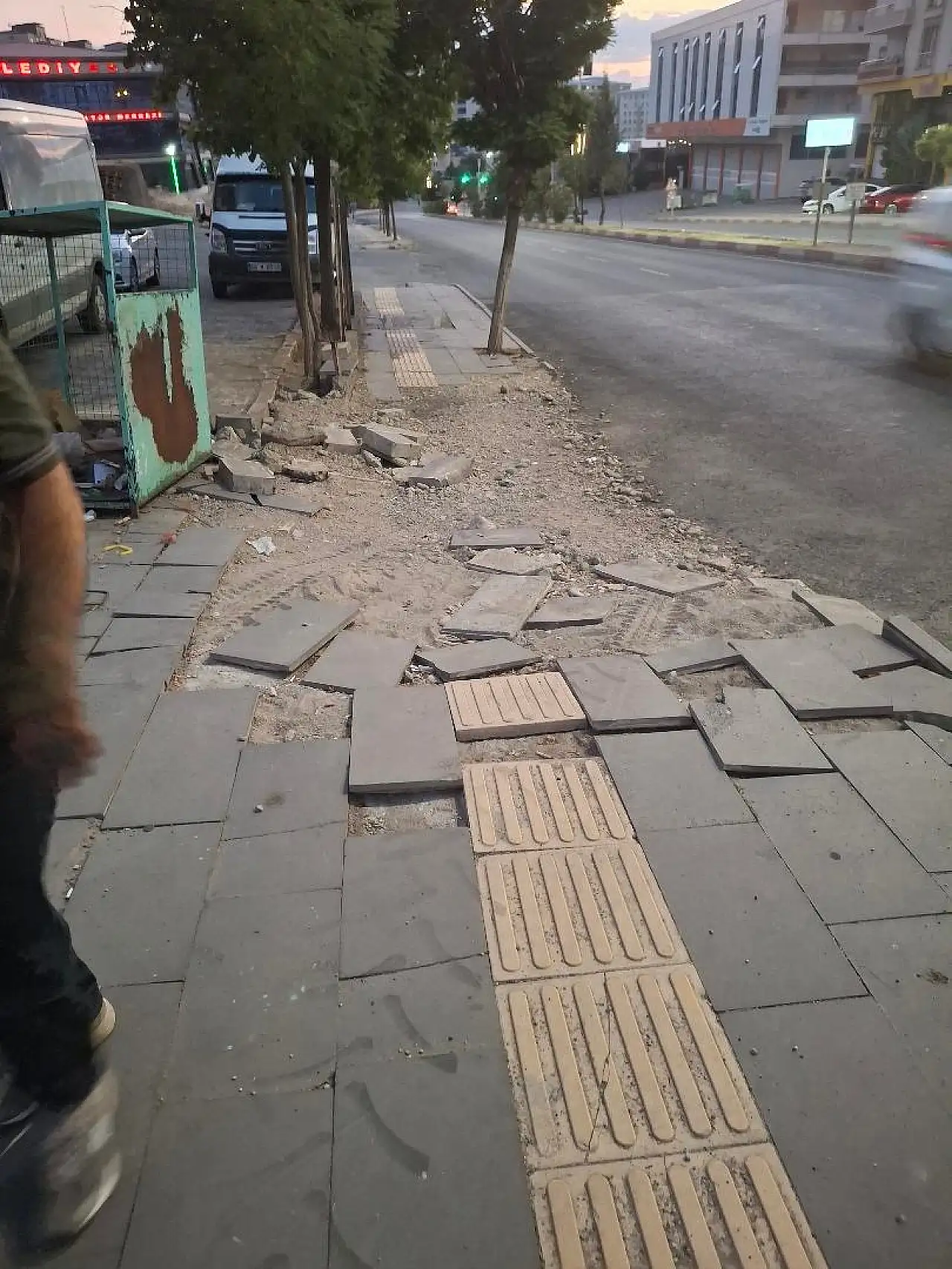 Siirt'te Bozuk Kaldırım Tepki Topladı: ''İlla Kaza mı Olması Gerekiyor?''