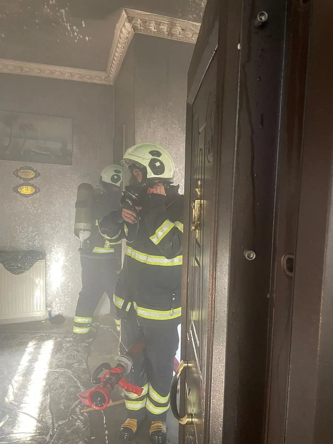 Siirt'te 3 Katlı Binada Korkutan Yangın: Ev Kullanılamaz Hale Geldi
