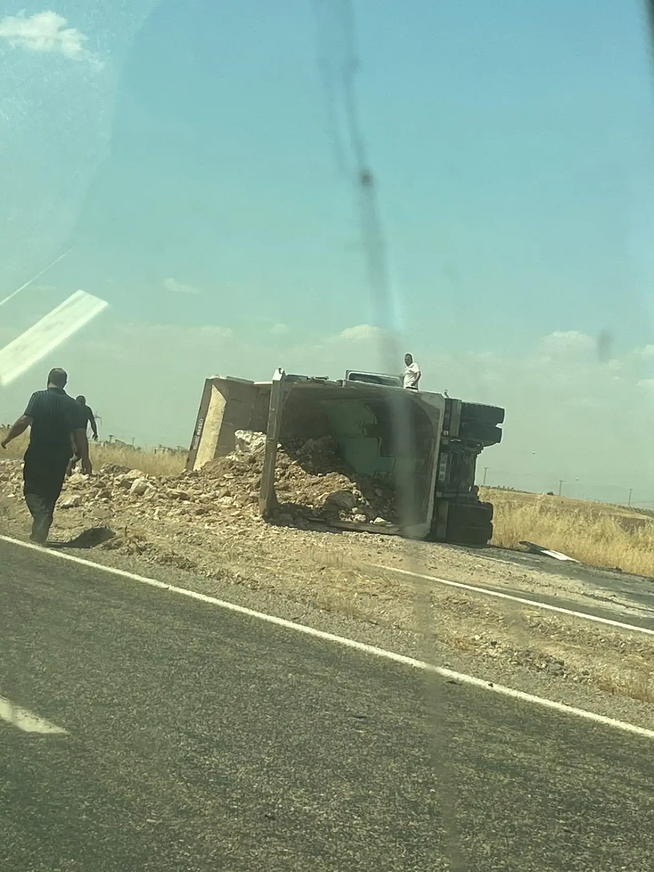 Siirt'te Hafriyat Yüklü Kamyon Devrildi: Sürücü Yaralandı