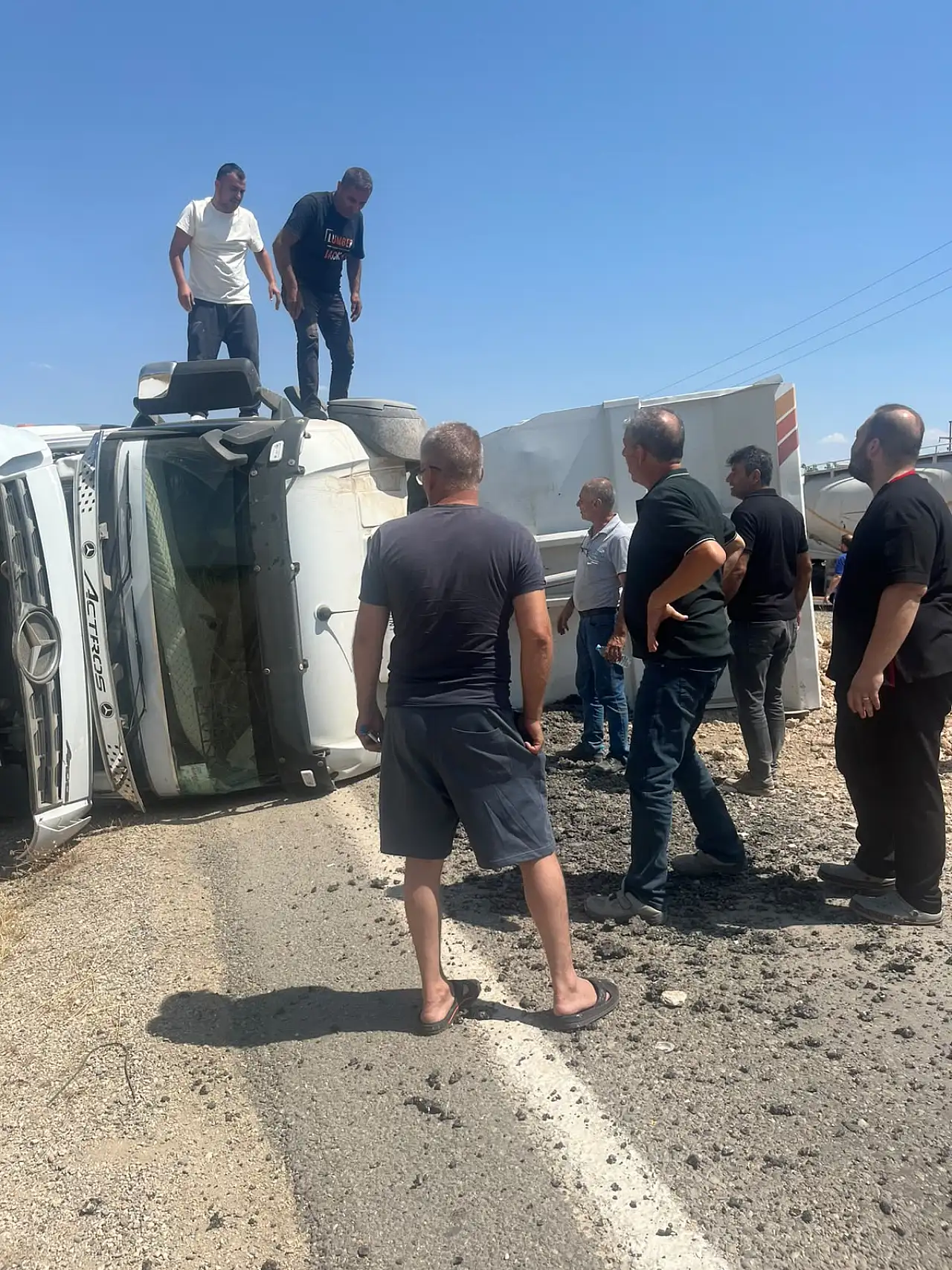 Siirt'te Hafriyat Yüklü Kamyon Devrildi: Sürücü Yaralandı