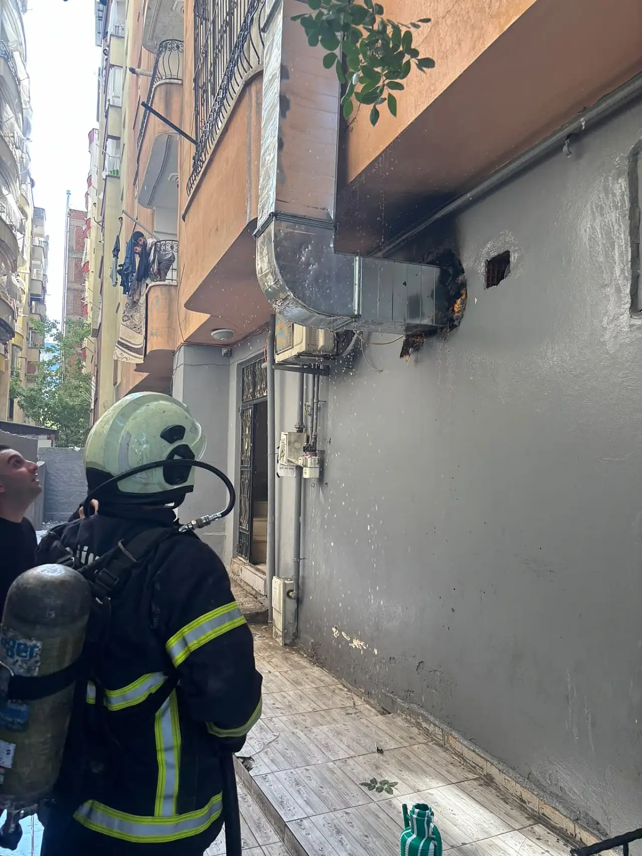 Siirt'te Baca Yangını Büyümeden Söndürüldü