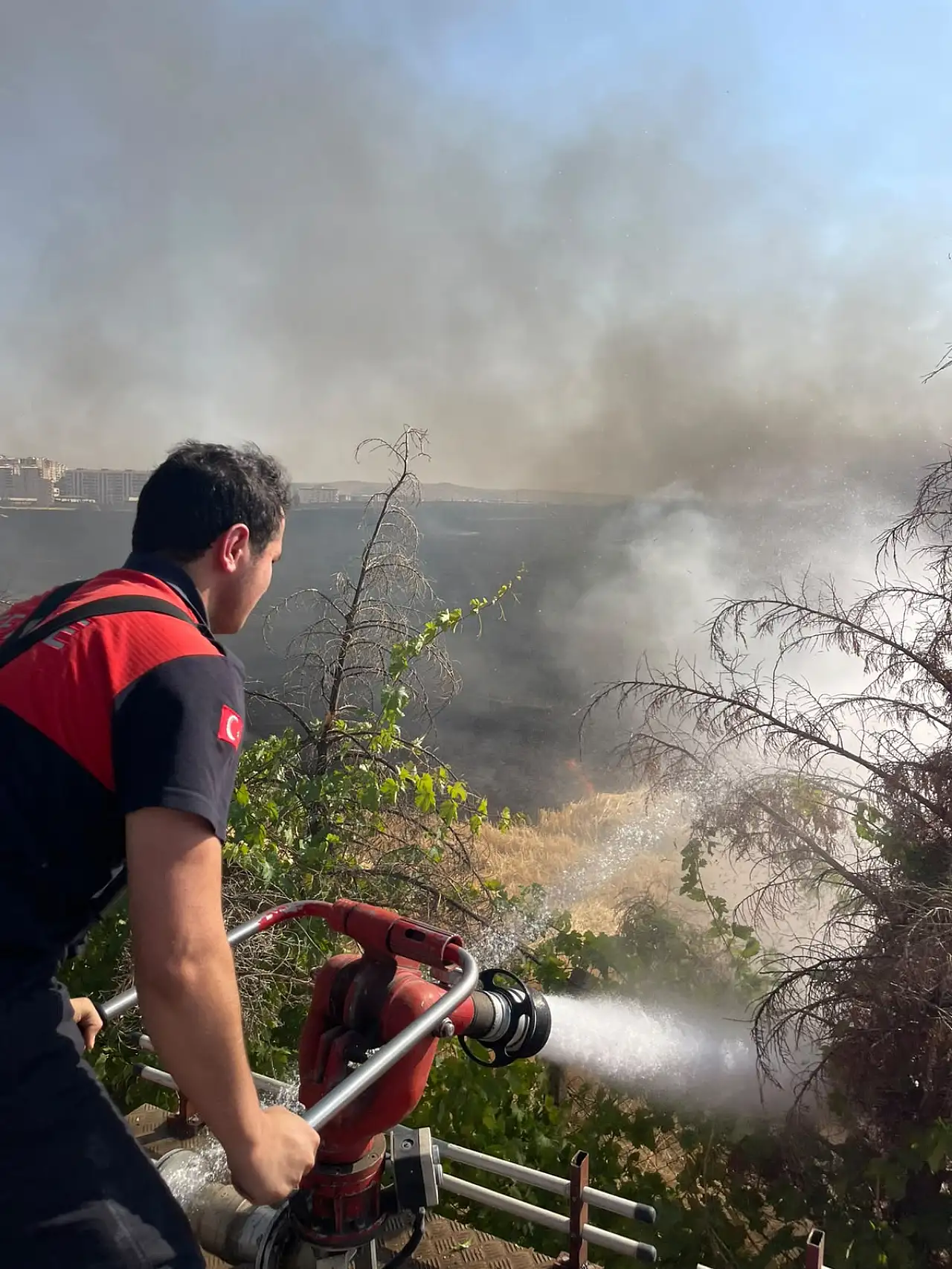 Siirt Çevre Yolu'nda Büyük Anız Yangını: Ekiplerim Müdahalesi Sürüyor