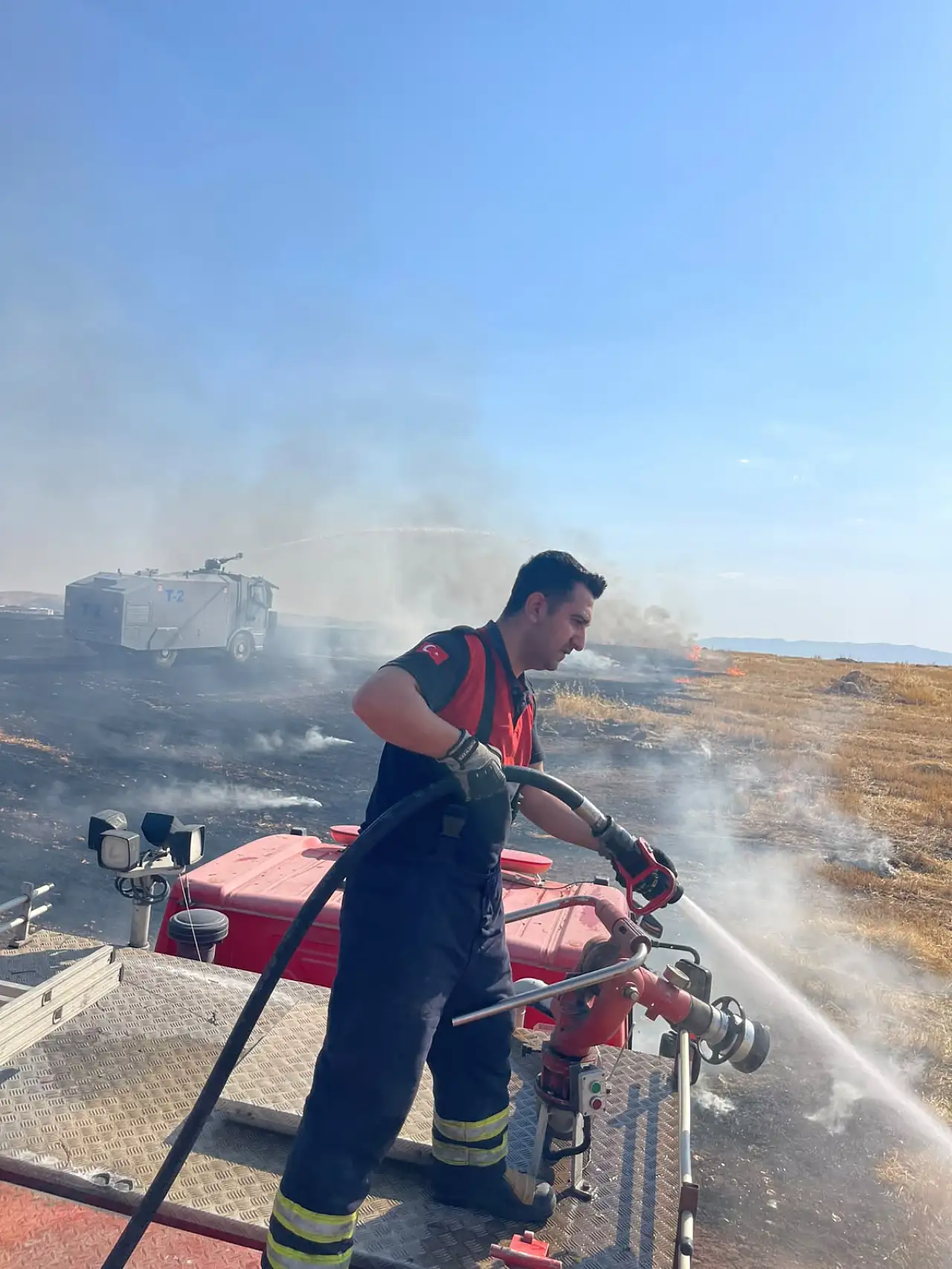Siirt Çevre Yolu'nda Büyük Anız Yangını: Ekiplerim Müdahalesi Sürüyor