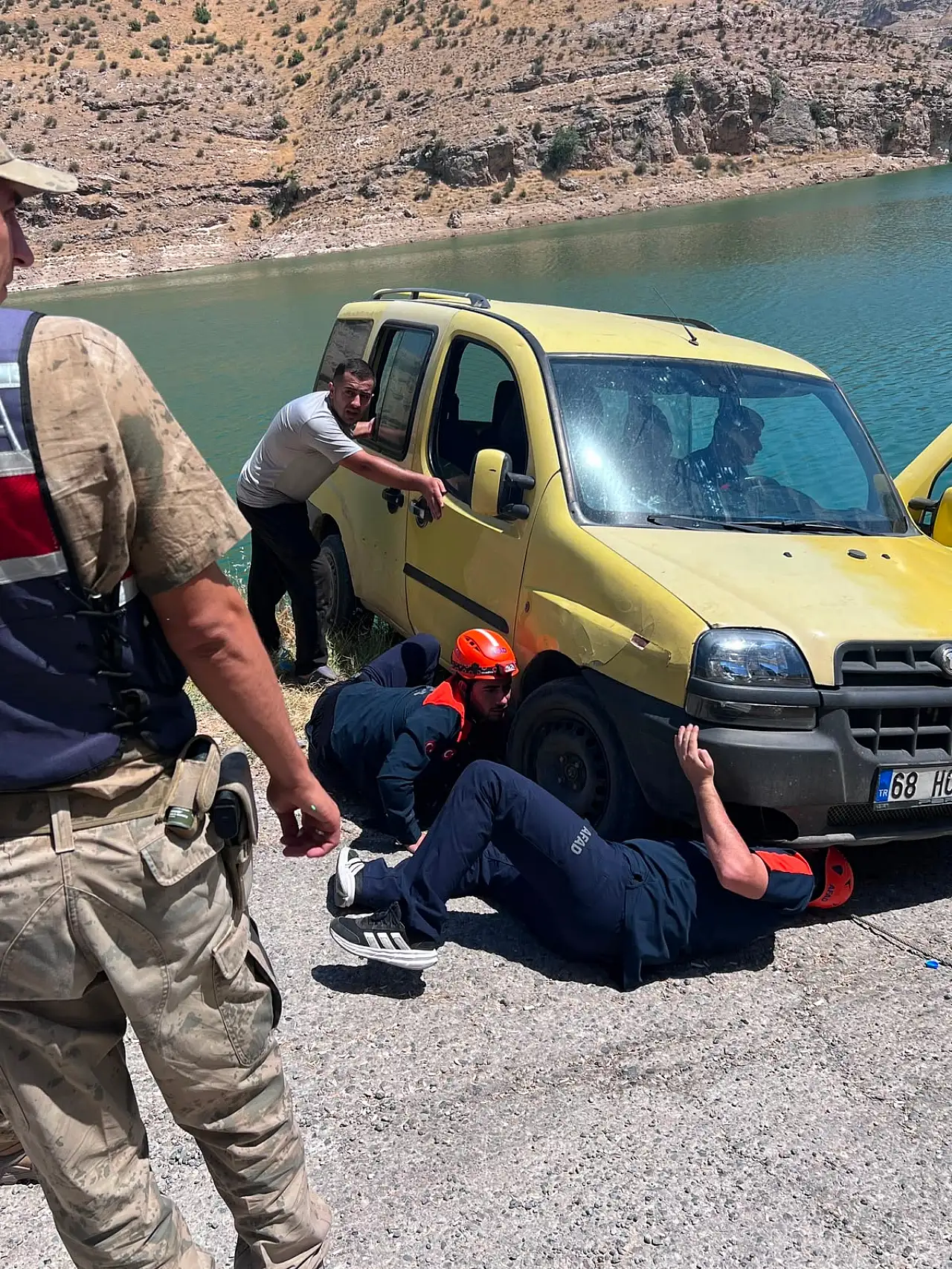 Siirt'te Yürekleri Ağza Getiren An! Araç Baraj Gölüne Devrilmek Üzereyken Kurtarıldı