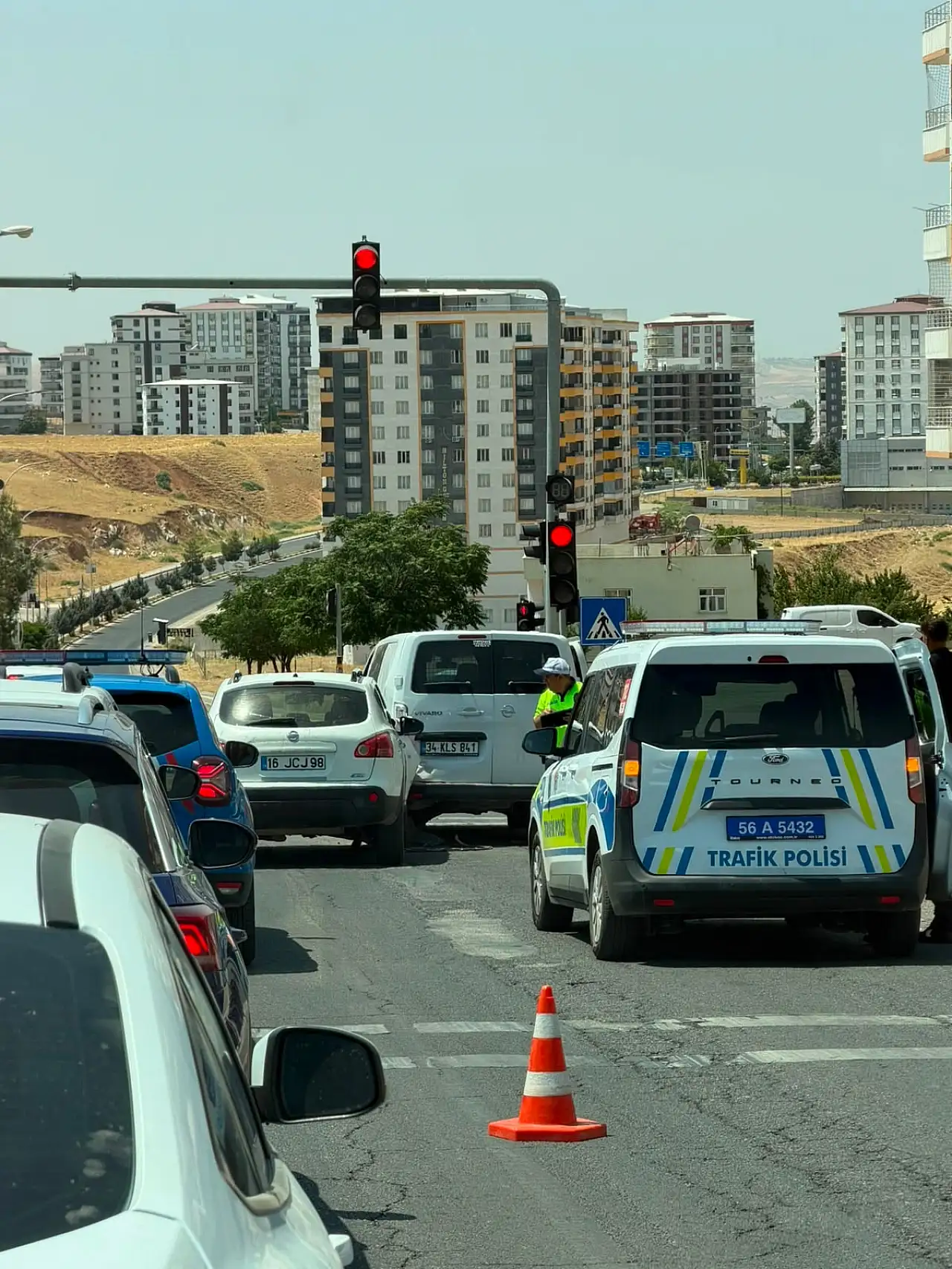 Siirt-Kurtalan Karayolunda Kaza: Kırmızı Işıkta Bekleyen Araca Arkadan Çarptı