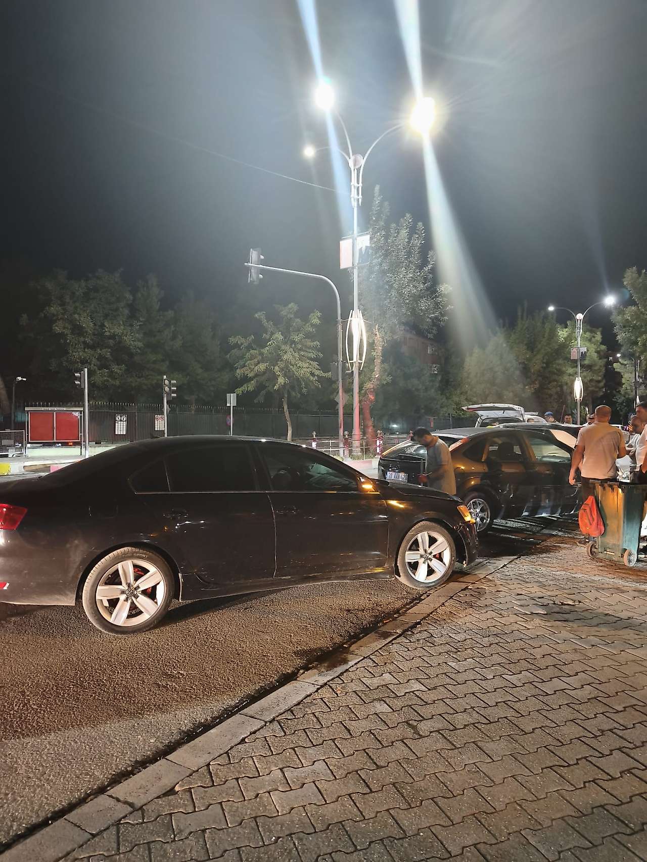 Siirt'te 15 Temmuz Meydanı'nda İki Otomobil Çarpıştı
