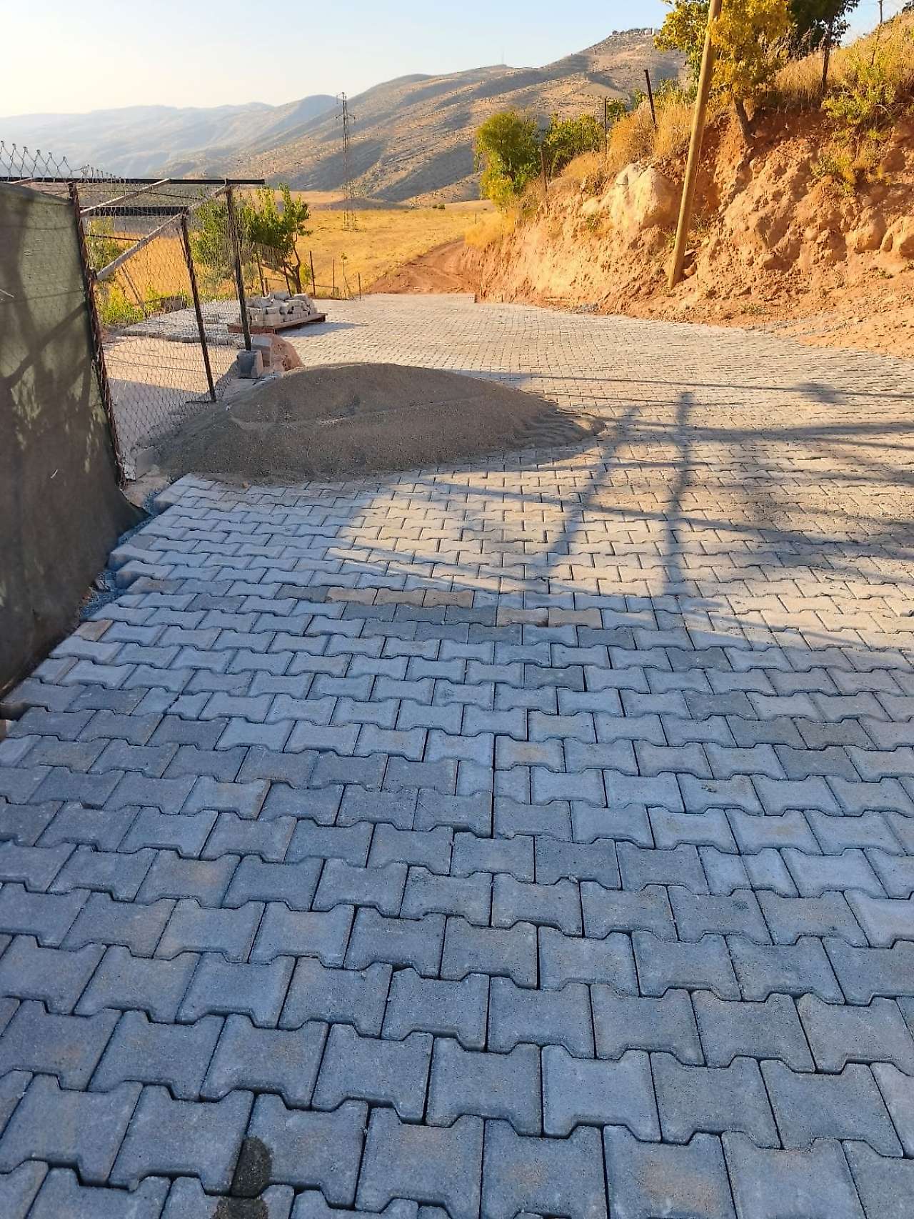 Siirt Eruh'ta İki Mahallede Yol ve Parke Çalışmaları Tamamlandı