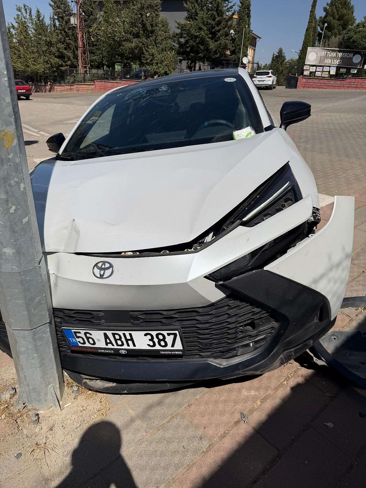 Siirt'te Otomobil Aydınlatma Direğine Çarparak Durabildi